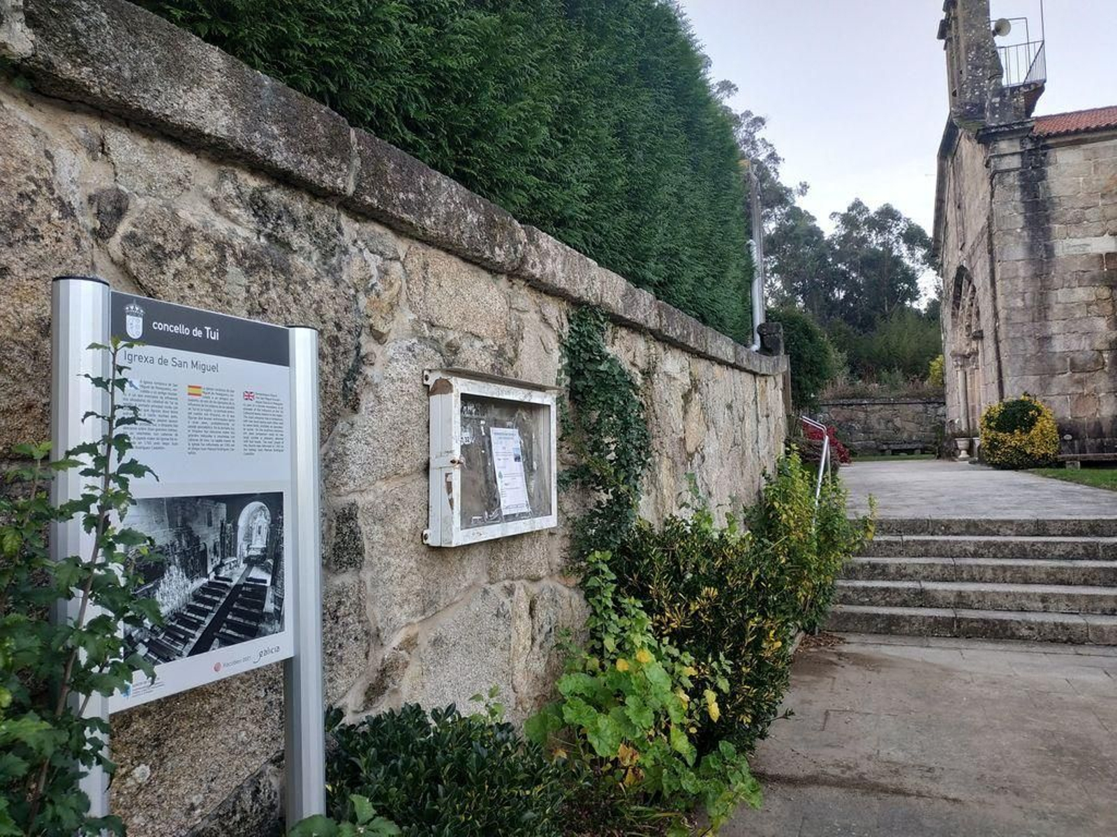 La iglesia de San Miguel de Pexigueiros fue uno de los monumentos señalizados.