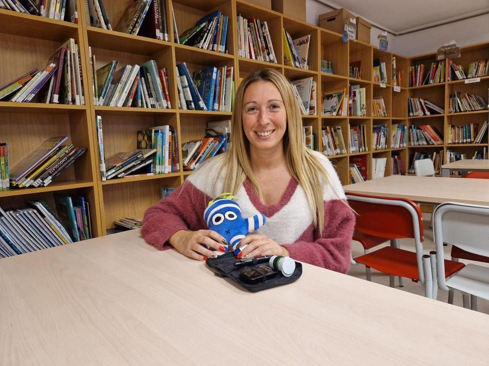 La técnica de Anedia, Estíbaliz Grande, en una de las actividades organizadas en colegios.