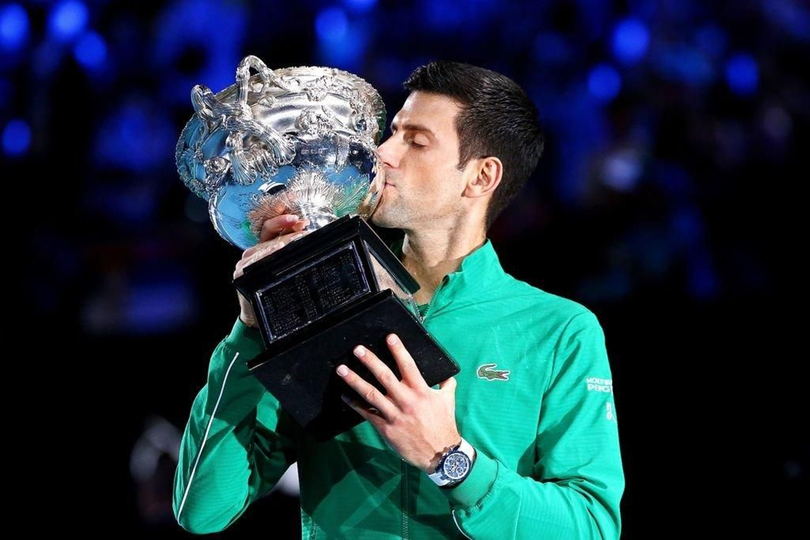 El tenista de belgrado besa su octavo trofeo del Open de Australia.