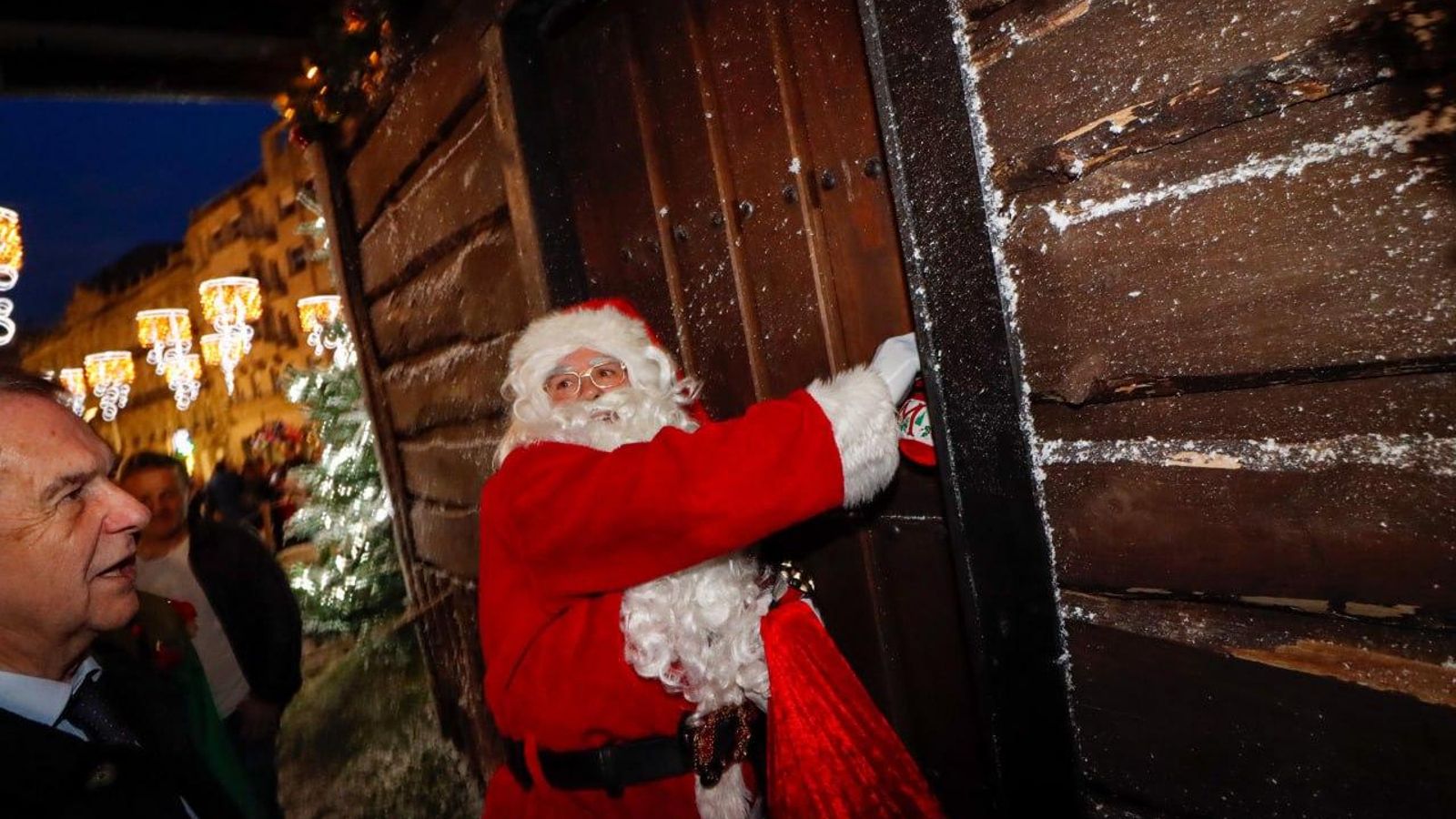 Papá Noel entrando a su caseta de Vigo. // Jorge Santomé