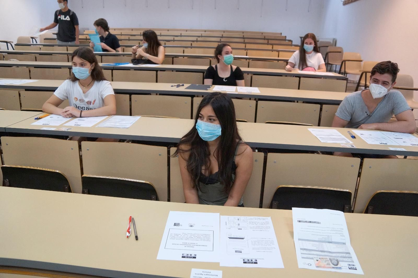 Los alumnos durante las pruebas de la selectividad 2020 en Vigo // Vigo