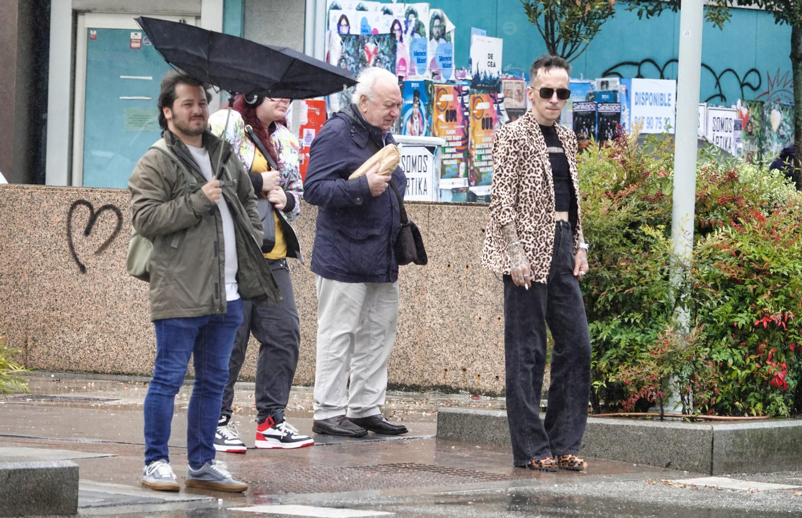 El viento y la lluvia dan la vuelta a un paraguas en Vigo.