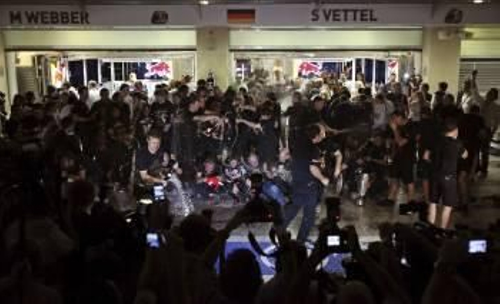 Los componentes del equipo Red Bull celebran el título del alemán Vettel.