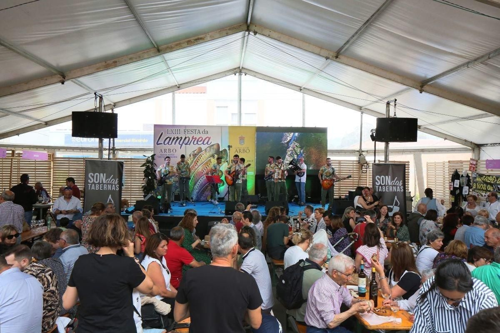 La carpa de la Arbomostra donde se puede degustar Lamprea por raciones y disfrutar de un concierto.