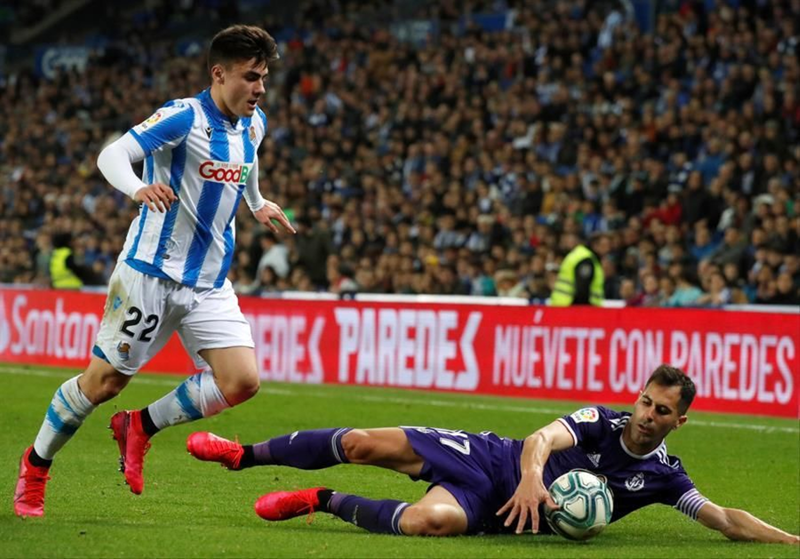 El delantero de La Real Sociedad, Ander Barrenetxea (i), lucha un balón con Javi Moyano, del Real Valladolid