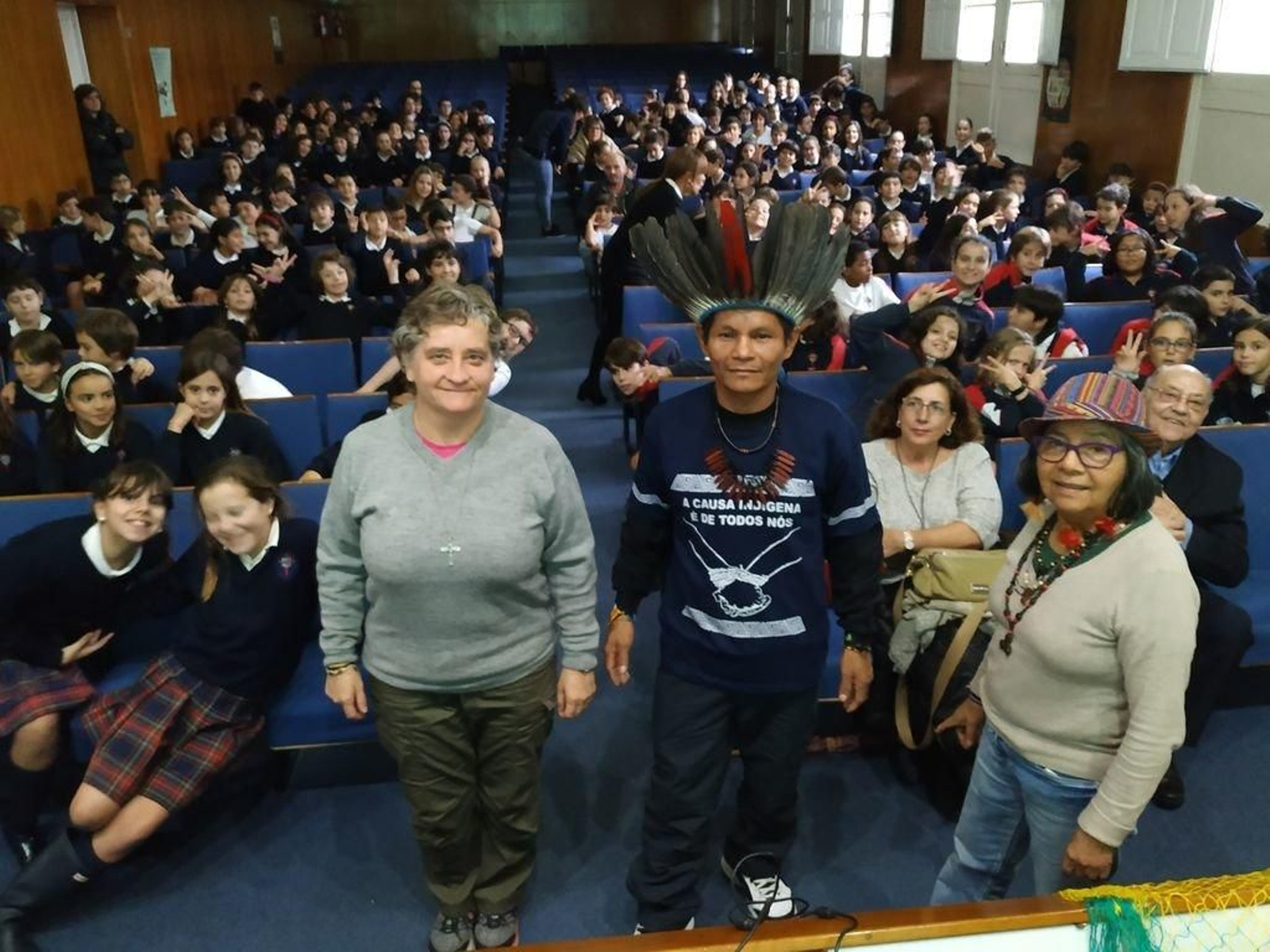 Raimunda Paixao, el líder de la comunidad Apuriná, Francisco Chagas, y Laura Valtorta.
