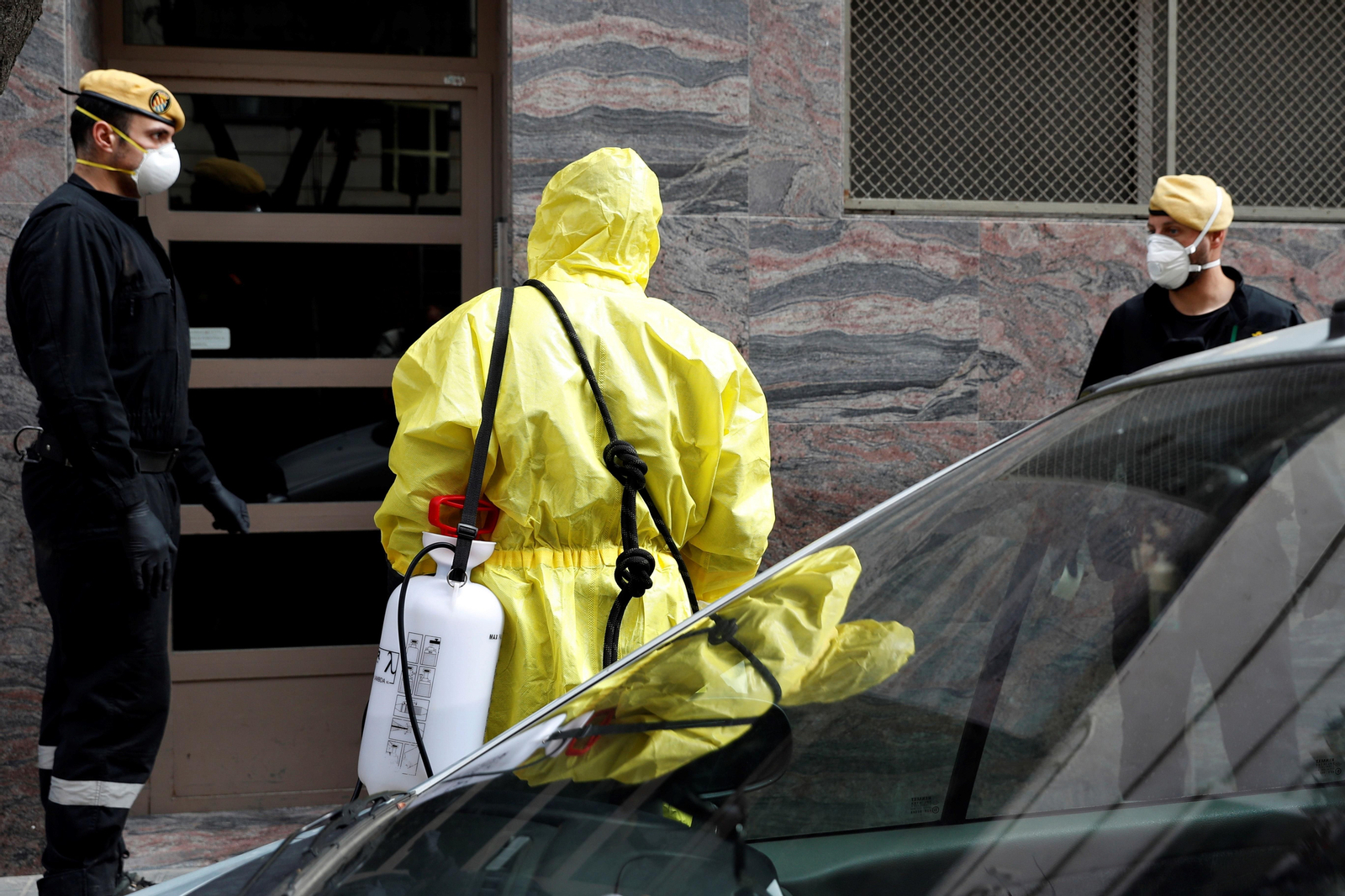 Miembros de la UME realizan tareas de desinfección en la residencia geriátrica El Racò del Pau, de Barcelona