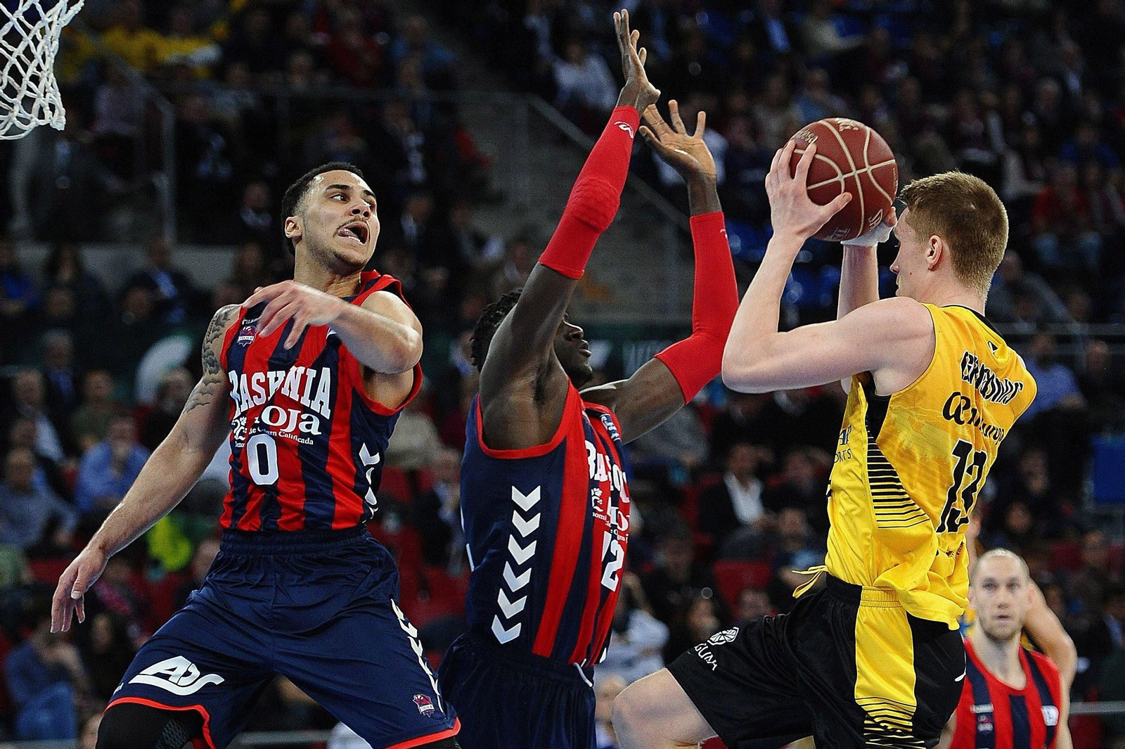 Larkin y Diop defiende ante el jugador del Iberostar Marius Grigonis.