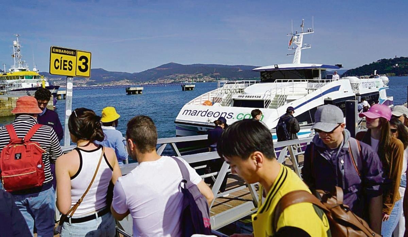 Viajeros, subiendo al barco ayer hacia las Cíes.