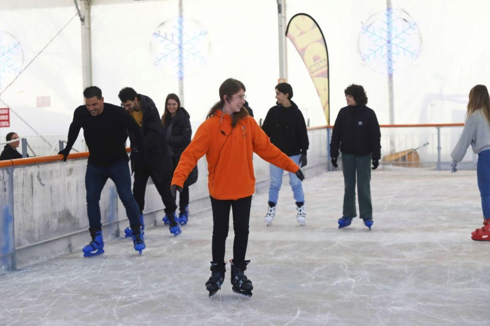 Usuarios disfrutaron ayer de la apertura de la pista de Samil, con monitores asegurándose de que nadie sufriese una aparatosa caída.