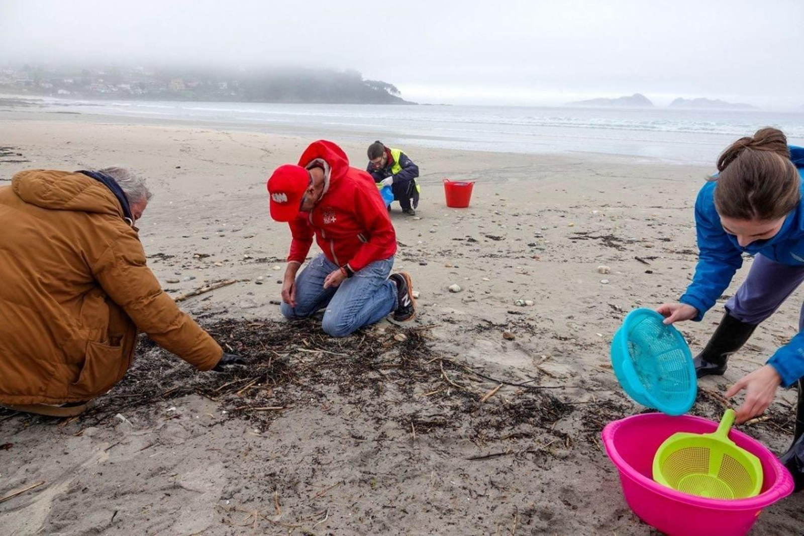 Voluntarios ayer en la playa de Patos.