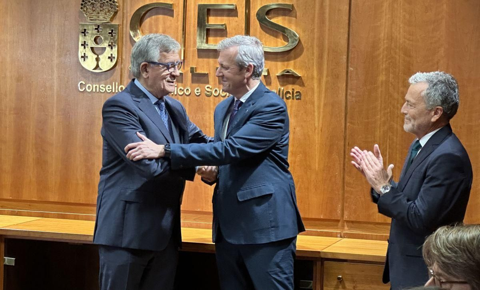 Manuel Pérez recibe la felicitación de Alfonso Rueda, ante Agustín Hernández.