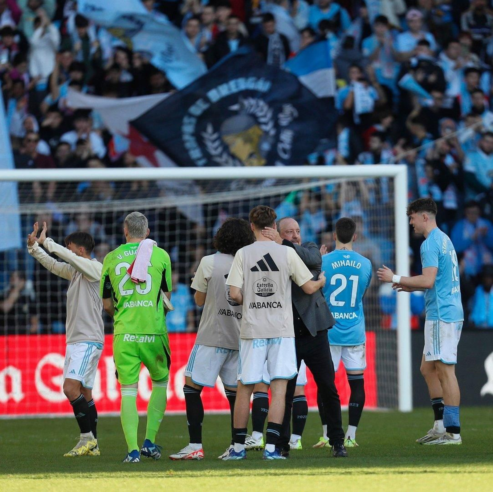 Saludo a la afición tras el pitido final.