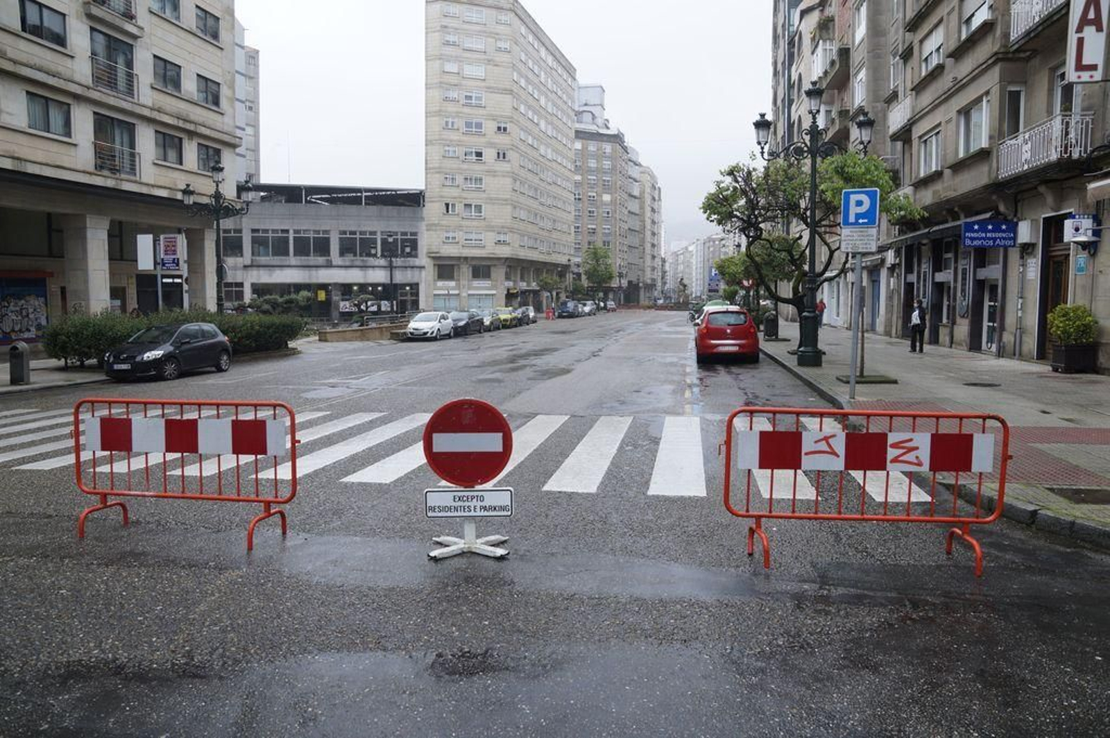 La calle Rosalía de Castro, también cerrada a la circulación.