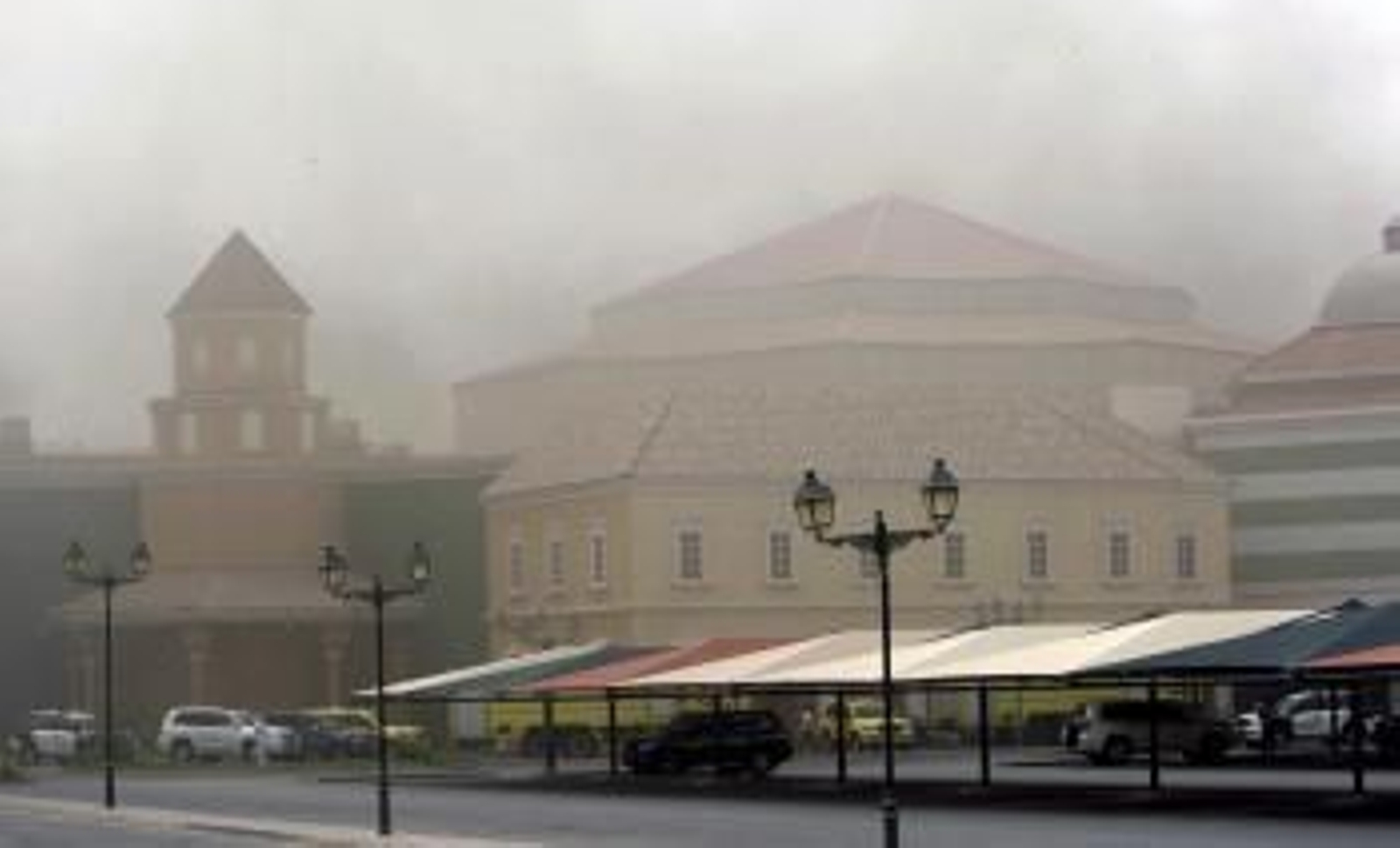 Una gran nube de humo cubre el centro comercial Vilaggio de Doha, Catar, donde han fallecido cuatro niños españoles que se encontraban en la guardería del interior de los grandes almacenes (Foto: EFE)