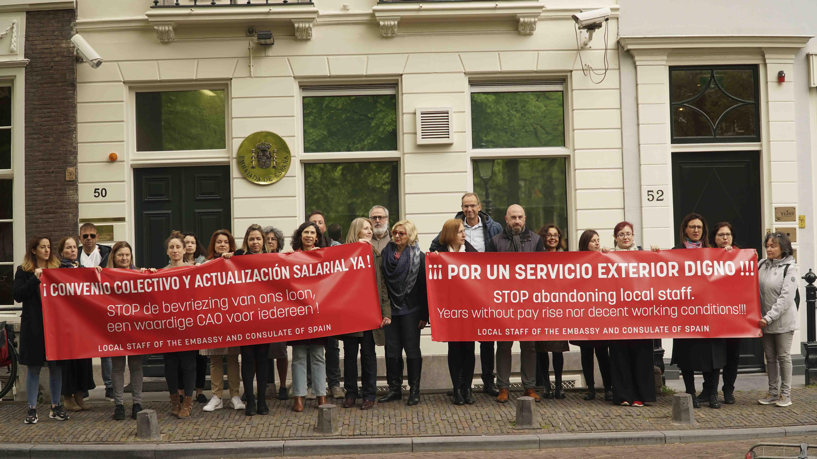 El personal laboral del servicio exterior español en Países Bajos en una de las protestas semanales para exigir mejores condiciones laborales y una actualización salarial, en busca de un servicio consular más "digno", que ya es objeto de críticas de ciudadanos españoles en territorio neerlandés por la lentitud en las gestiones. EFE/ Imane Rachidi