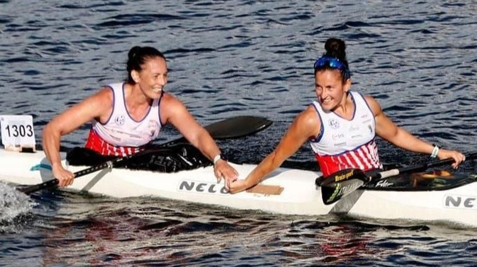 Ana Varela e Tania Fernández celebran a vitoria no Descenso Internacional do Miño.