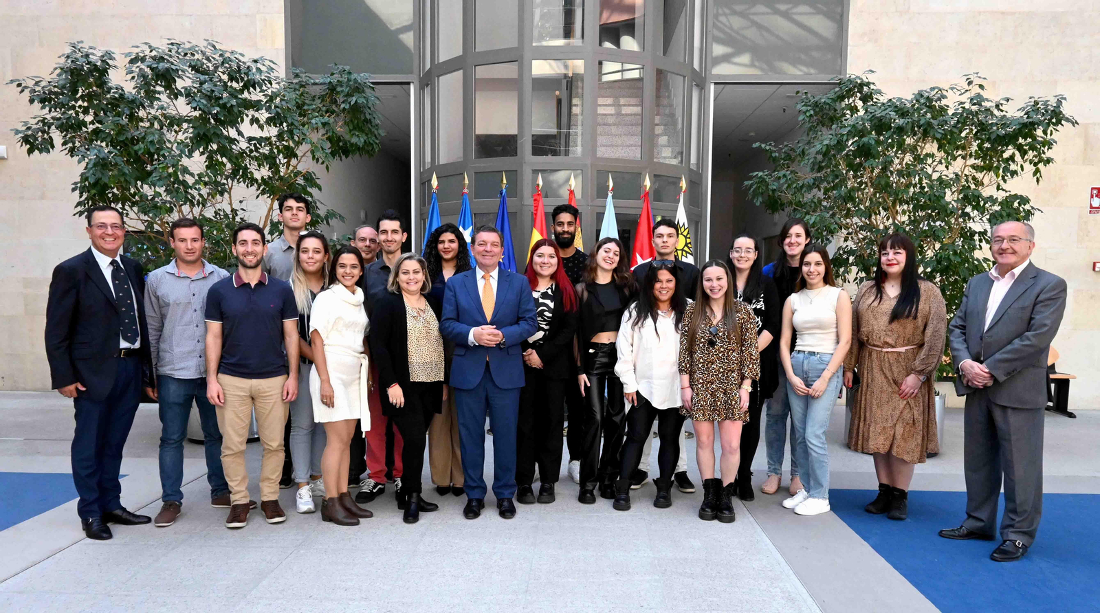 El Consejero de la Presidencia Luis Miguel González Gago con futuros responsables de las Casas Regionales de Castilla y León