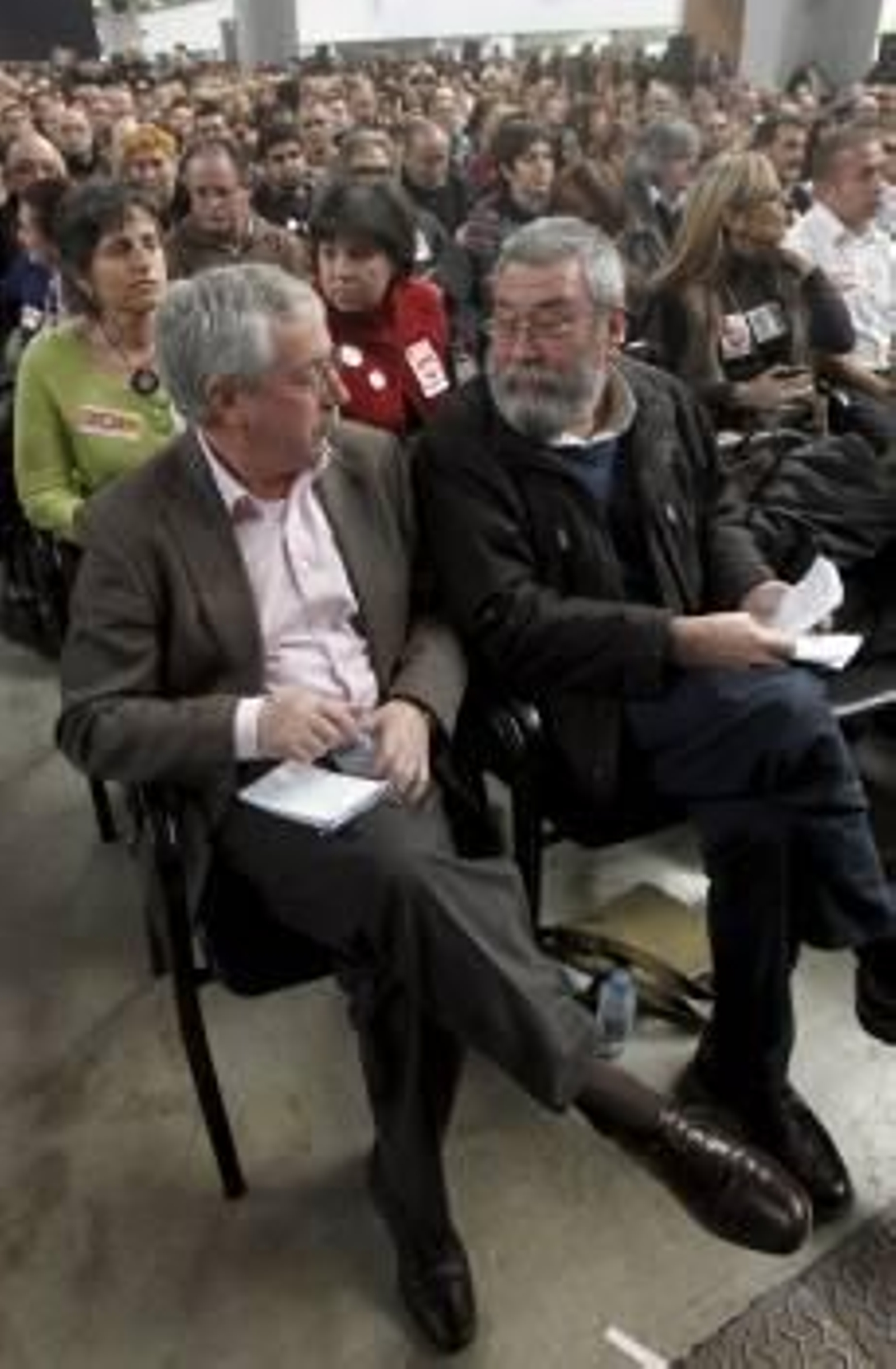 Fernández Toxo y Cándido Méndez, ayer en una concentración de delegados sindicales en L'Hospitalet. (Foto: A.E.)
