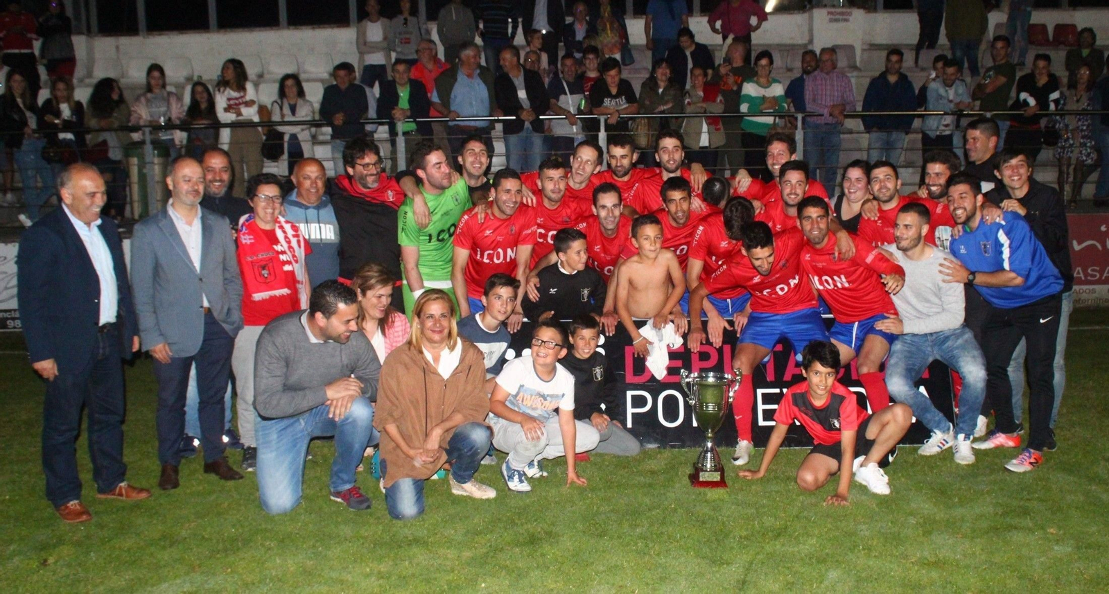 Los jugadores del Choco posan con el trofeo junto a la presidenta de la Deputación, Carmela Silva.