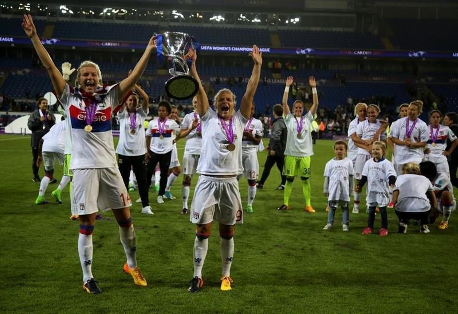 Las jugadores del Lyon celebran con la copa tras vencer en el partido final femenina de la Liga de Campeones de la UEFA