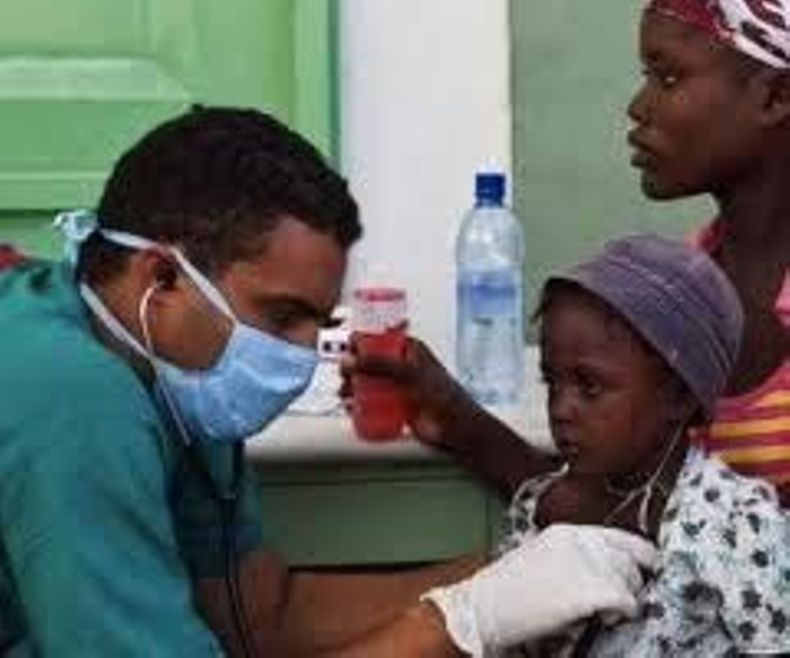 Un médico examina a un niño en Haití.