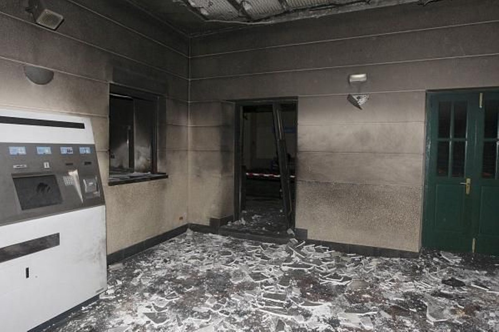 Imagen que presentaba la estación de Berriz después de la explosión.  (Foto: Luis Tejido)