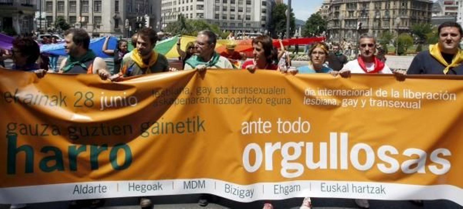 Cabeza de la manifestación en el Día del Orgullo Gay en Bilbao. (Foto: Luis Tejido)