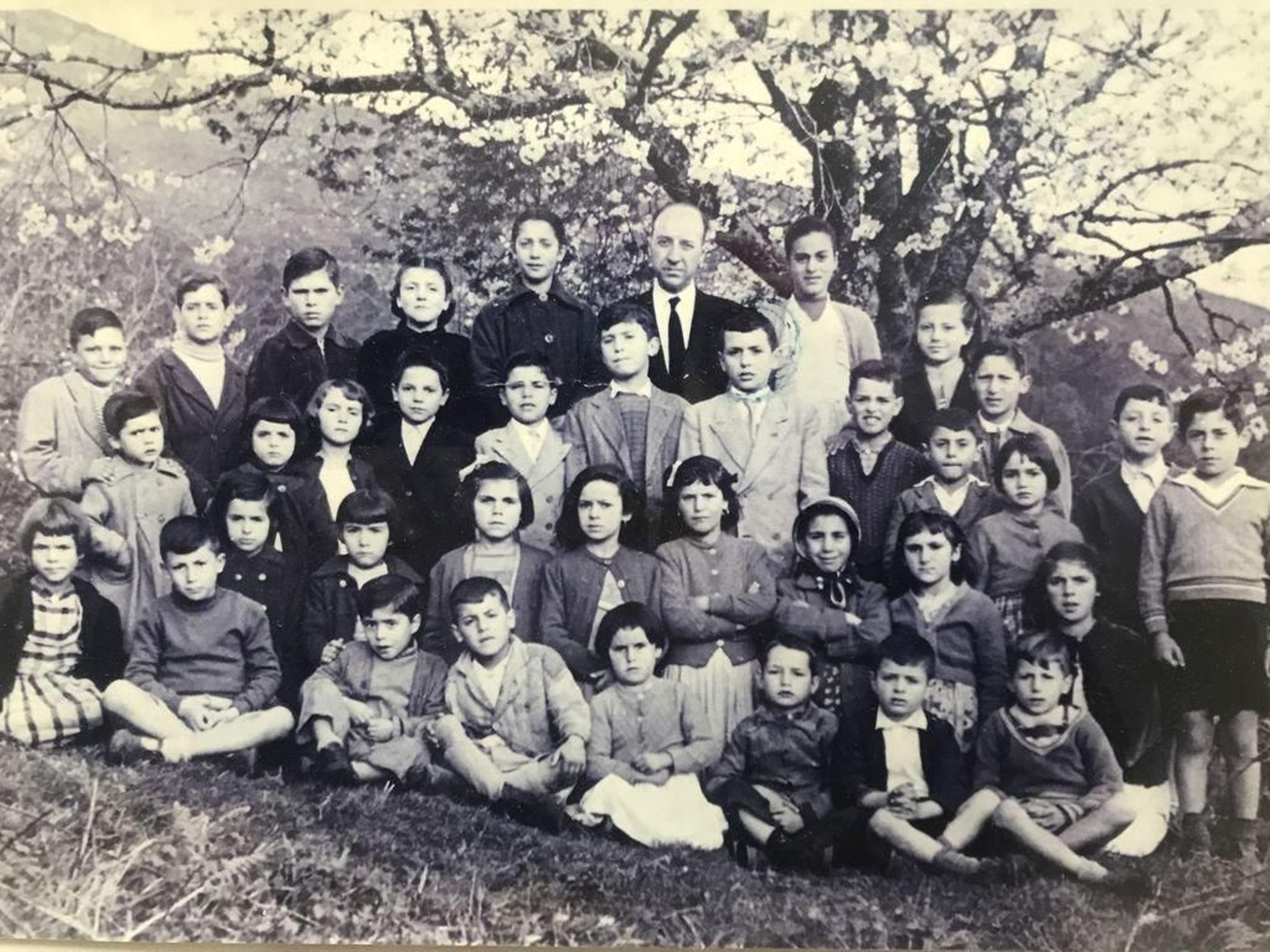 "Don Antonio" con un grupo de alumnos en los años cincuenta en la escuela de Alján.