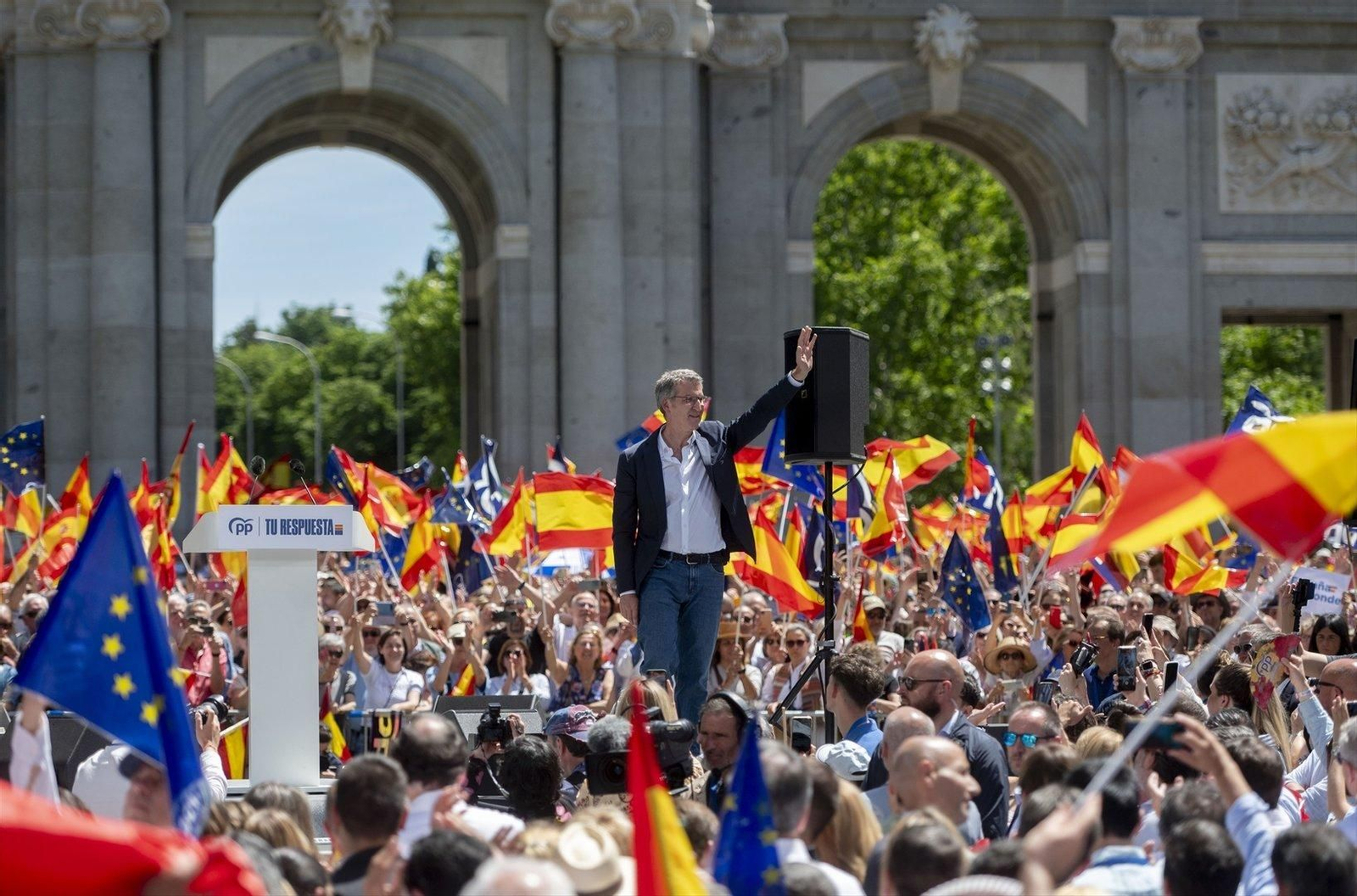 El presidente del Partido Popular, Alberto Núñez Feijóo, durante una manifestación del PP, en la Puerta de Alcalá. // EP