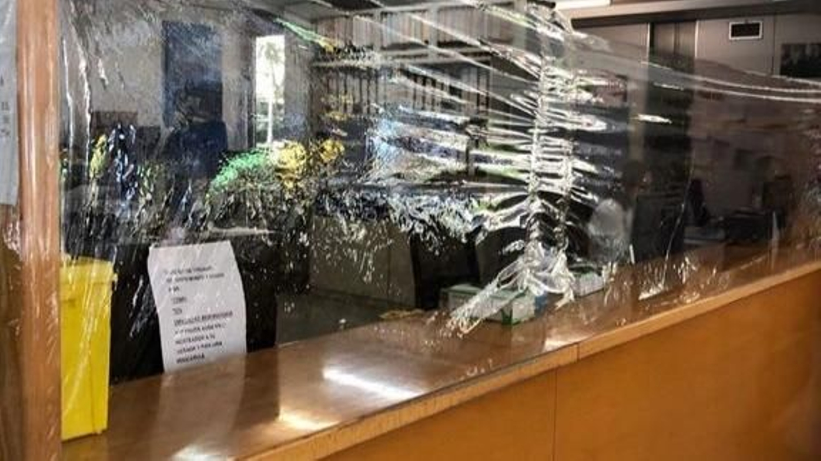 Los trabajadores del centro de salud de A Doblada colocaron una barrera de plástico para protegerse, una medida que se repite en muchos centros.