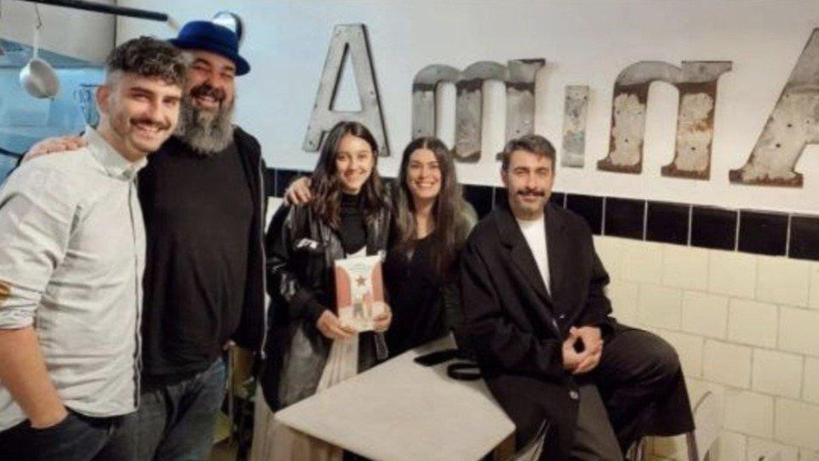 Reunión en la taberna A Mina.