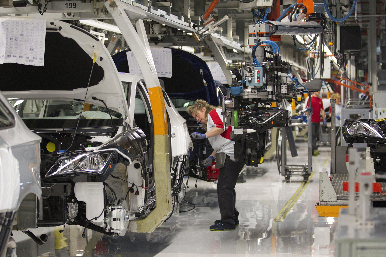 Trabajadores de una línea de producción de vehículos de la planta de Seat en Martorell, Barcelona.