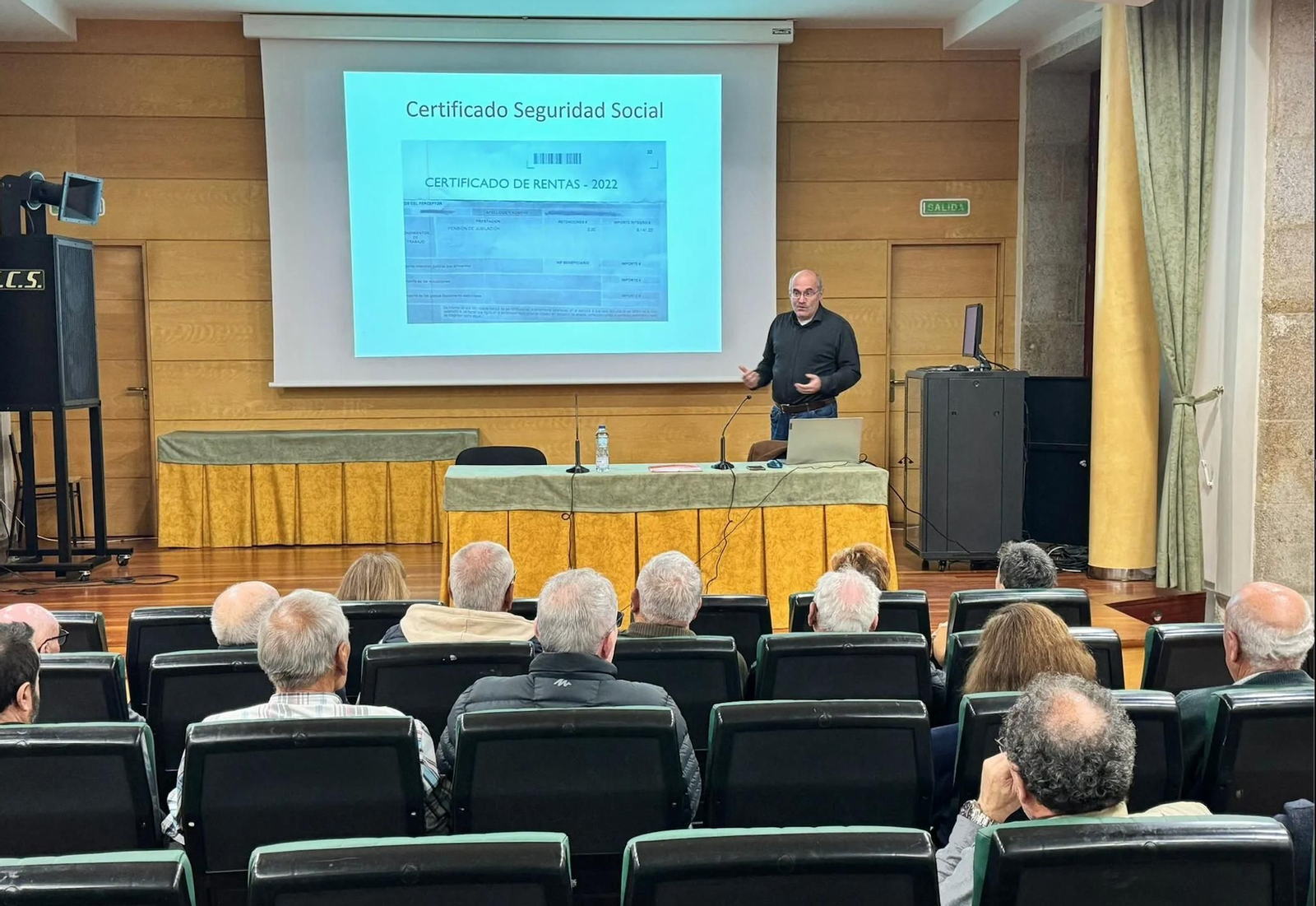 Luis Gulín durante un encuentro con retornados.