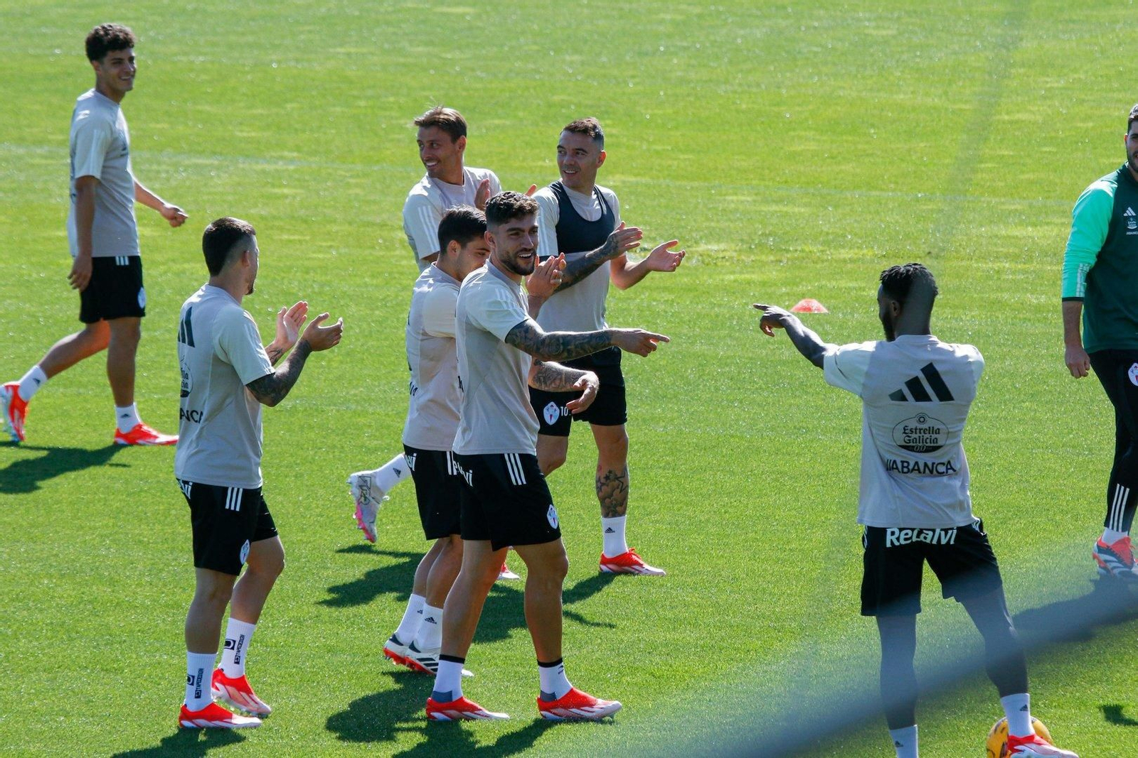 Risas entre Unai Núñez y Bamba en el entrenamiento del Celta.