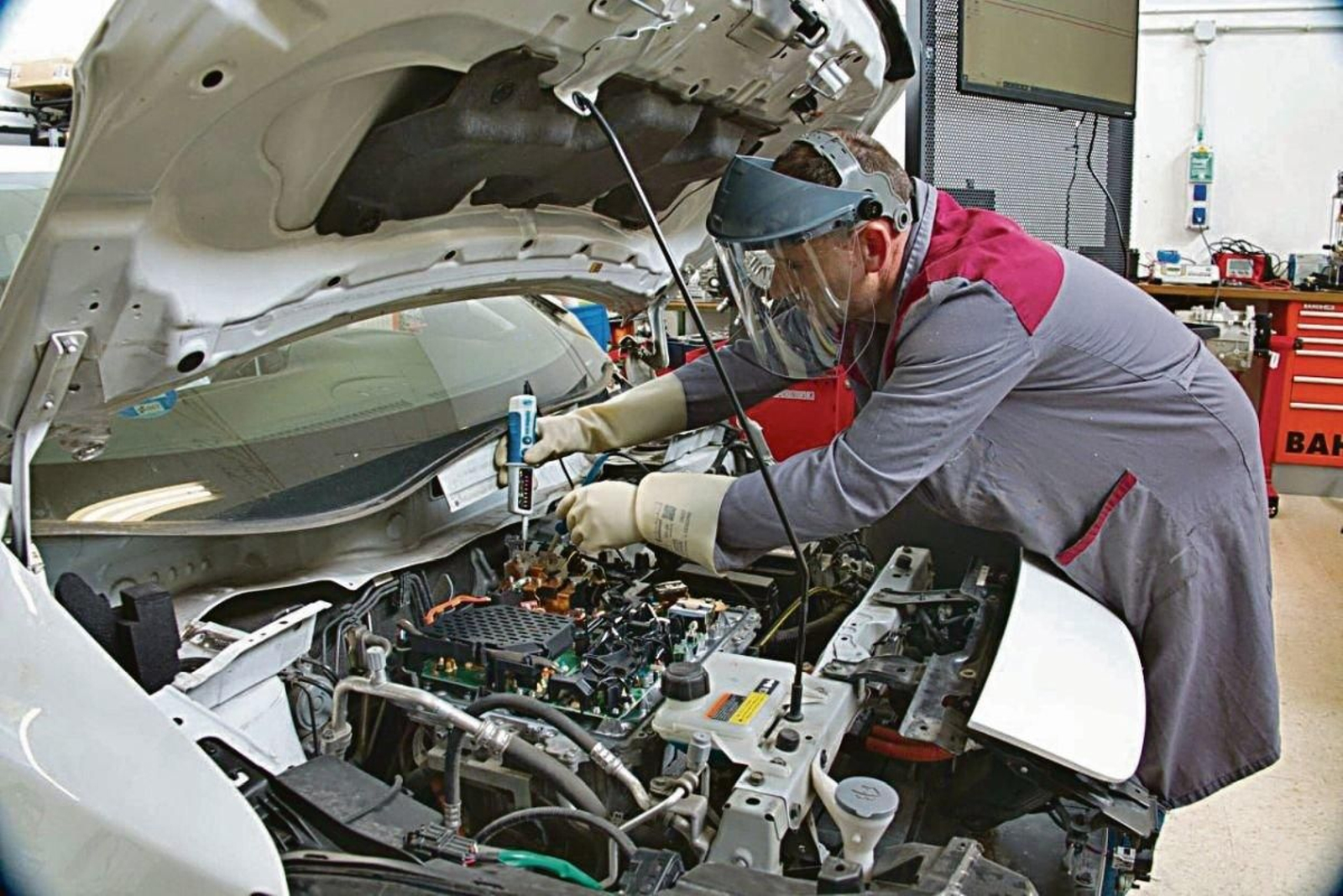 Iván Riobó muestra en el taller del CIFP Valentín Paz Andrade cómo se trabaja en vehículos eléctricos.