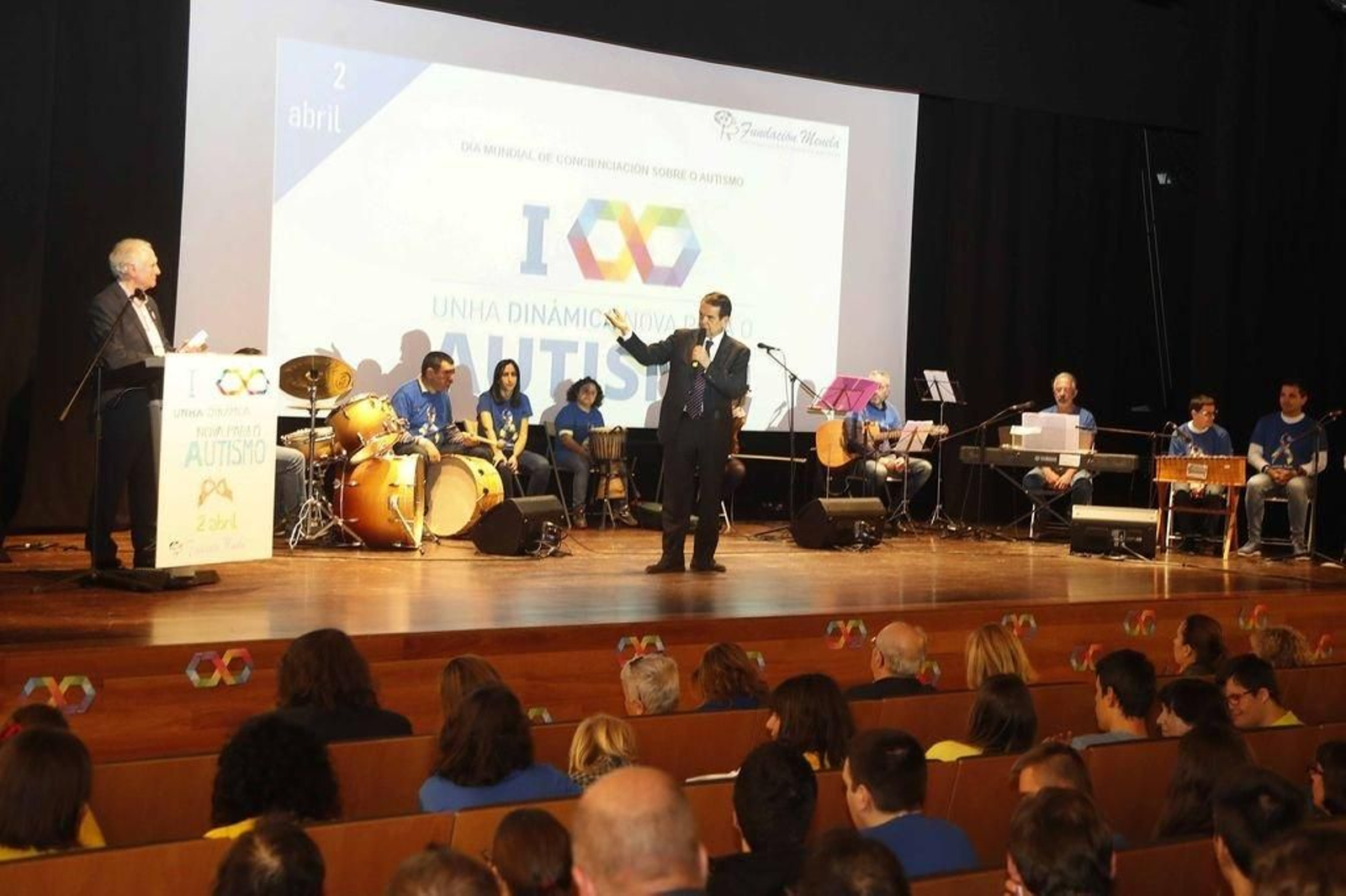 Cipriano Jiménez, Abel Caballero y al fondo la Orquestra Castro Navás de Fundación Menela.