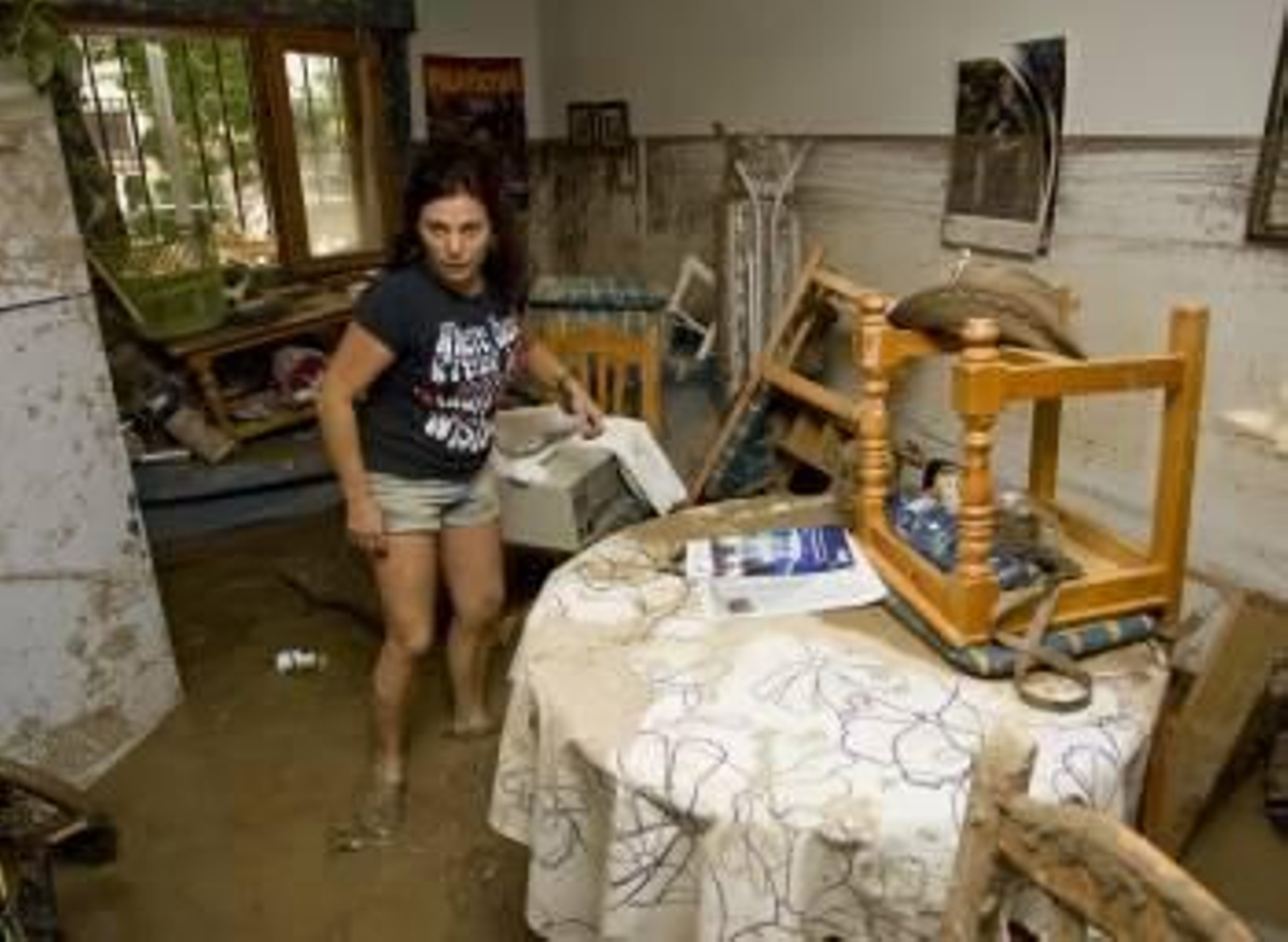 Una mujer de la localidad de Garrucha (Almería), limpia el interior de su vivienda afectada por el temporal. (Foto: CARLOS BARBA)