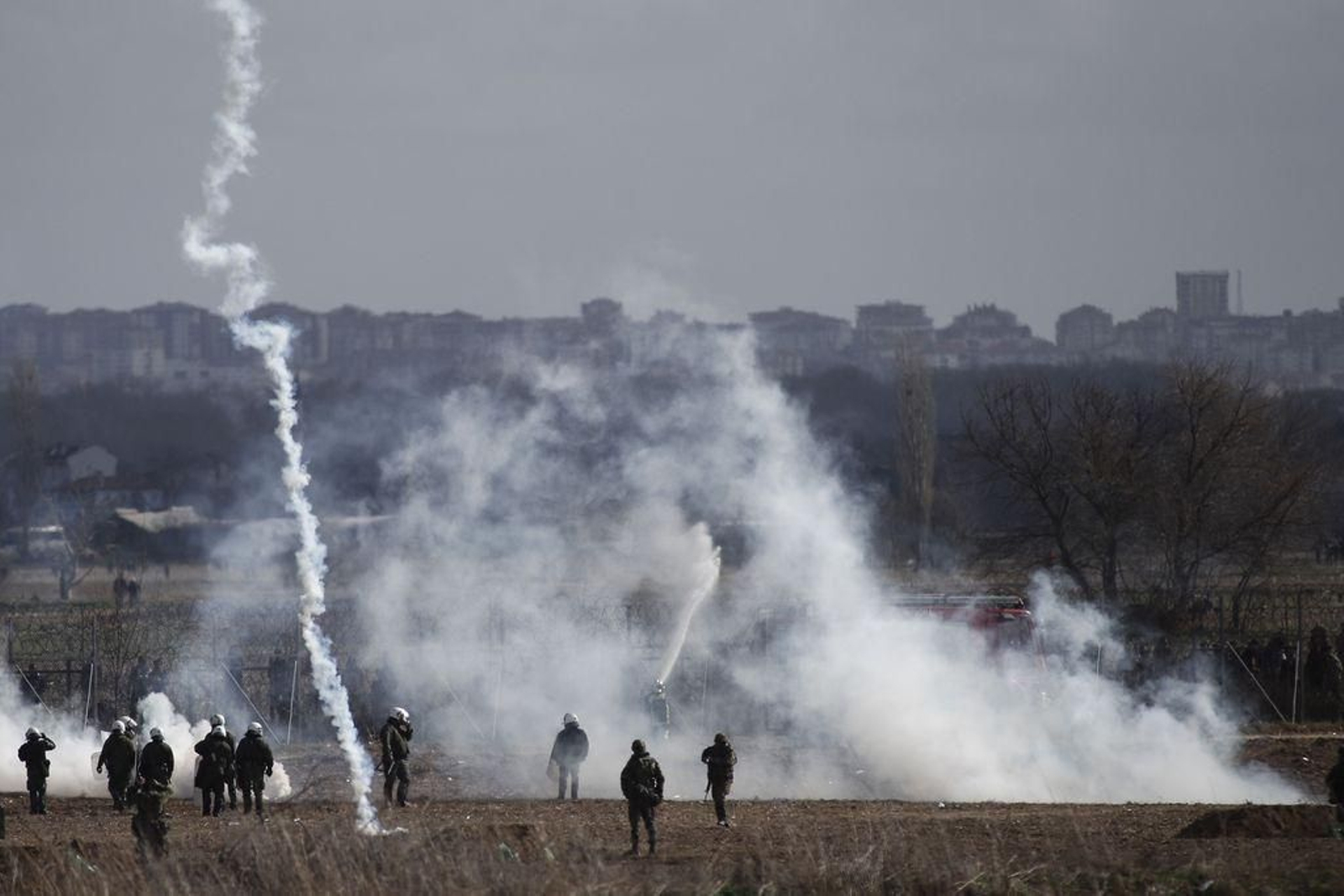Cruce de lanzamiento de gases lacrimógenos entre ambos lados de la frontera greco-turca.