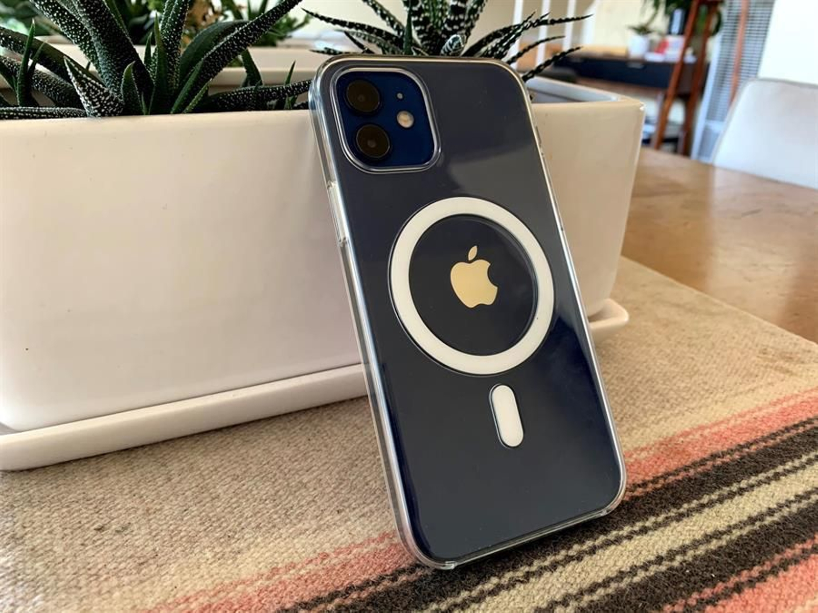 Vista del modelo estándar del nuevo iPhone 12