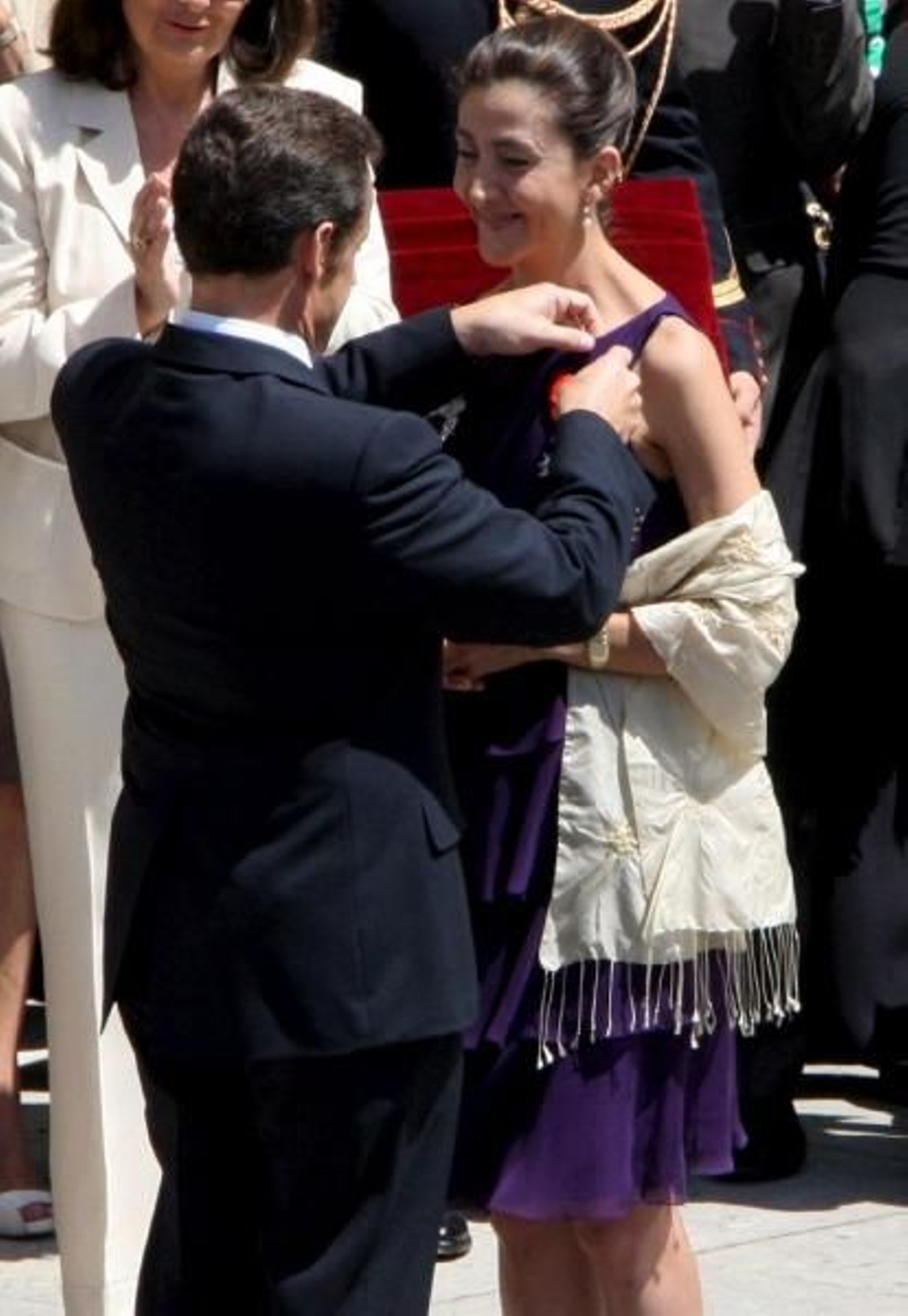 Sarkozy impone la condecoración a Ingrid Betancourt. (Foto: EFE)