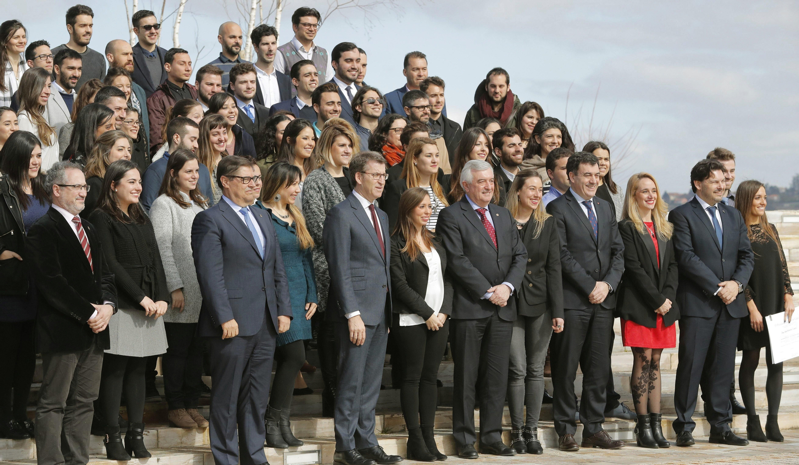 Foto de familia de los becados y las autoridades en la Cidada da Cultura.