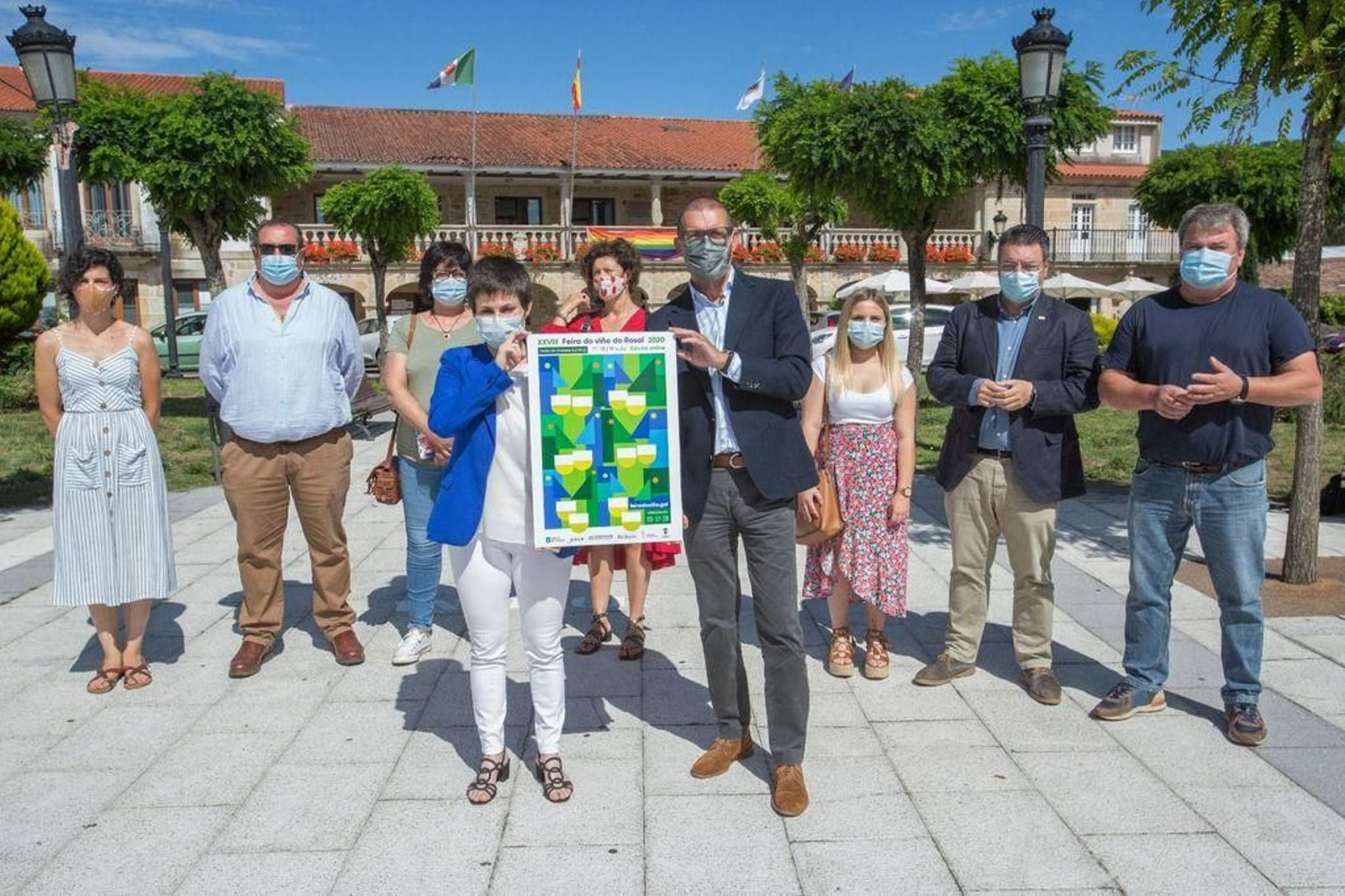 La alcaldesa de O Rosal, Ánxela Fernández, estuvo arropada en la presentación ayer en la plaza de O Calvario en  por los bodegueros y la corporación.