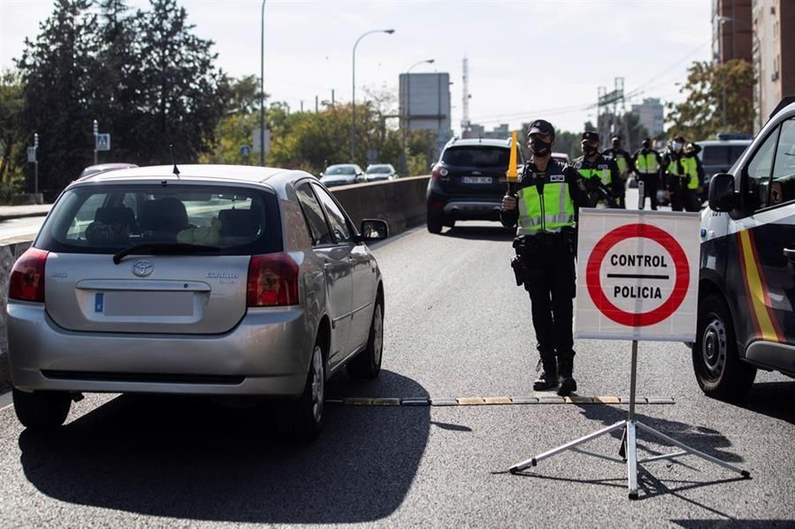 Agentes de la Policía Nacional en un control
