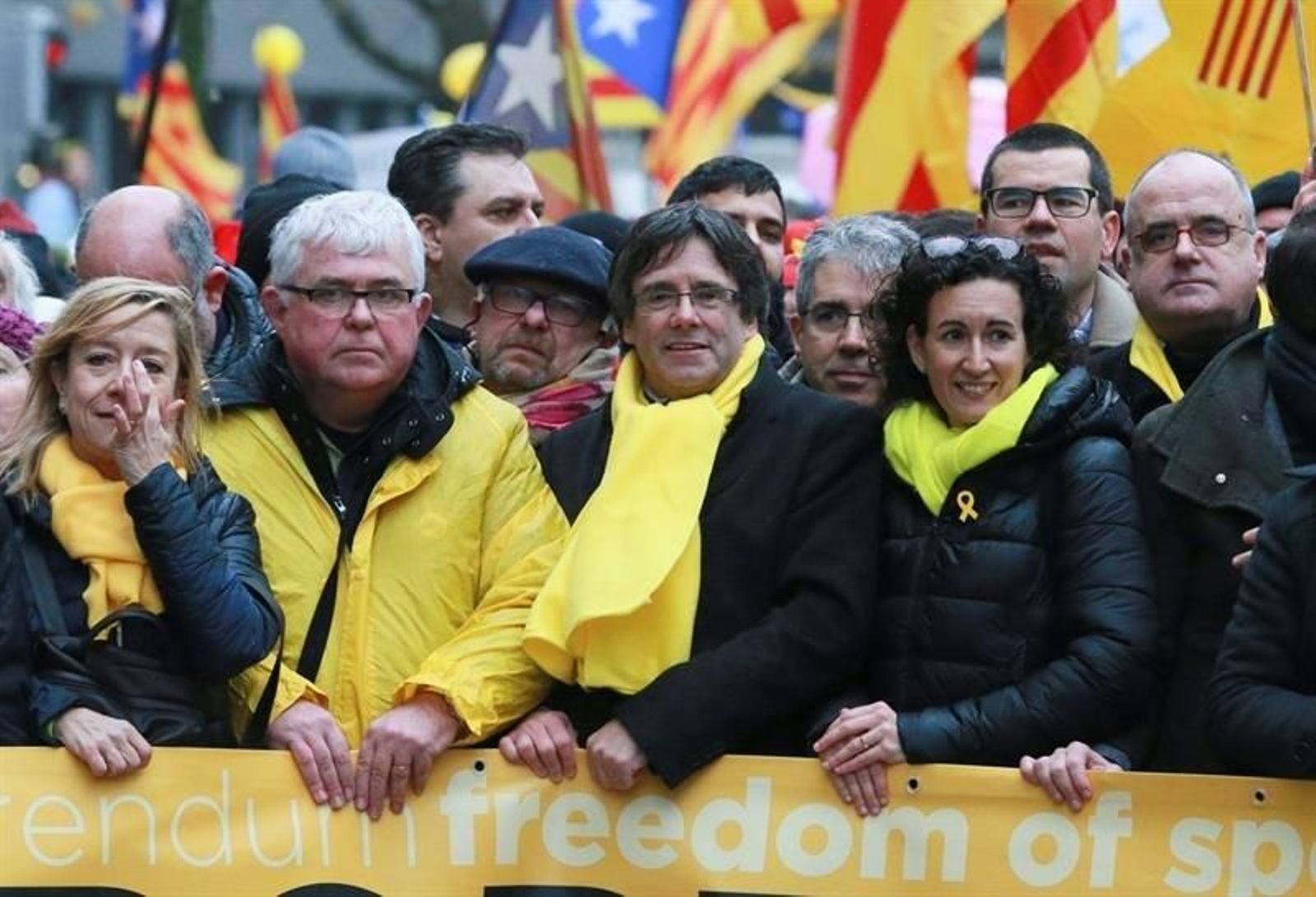 El expresidente de la Generalitat Carles Puigdemont (C), exconseller de Presidencia Francesc Homs (5i) y la secretaria general de ERC, Marta Rovira (6i), asisten a la manifestación independentista que se celebra en Bruselas