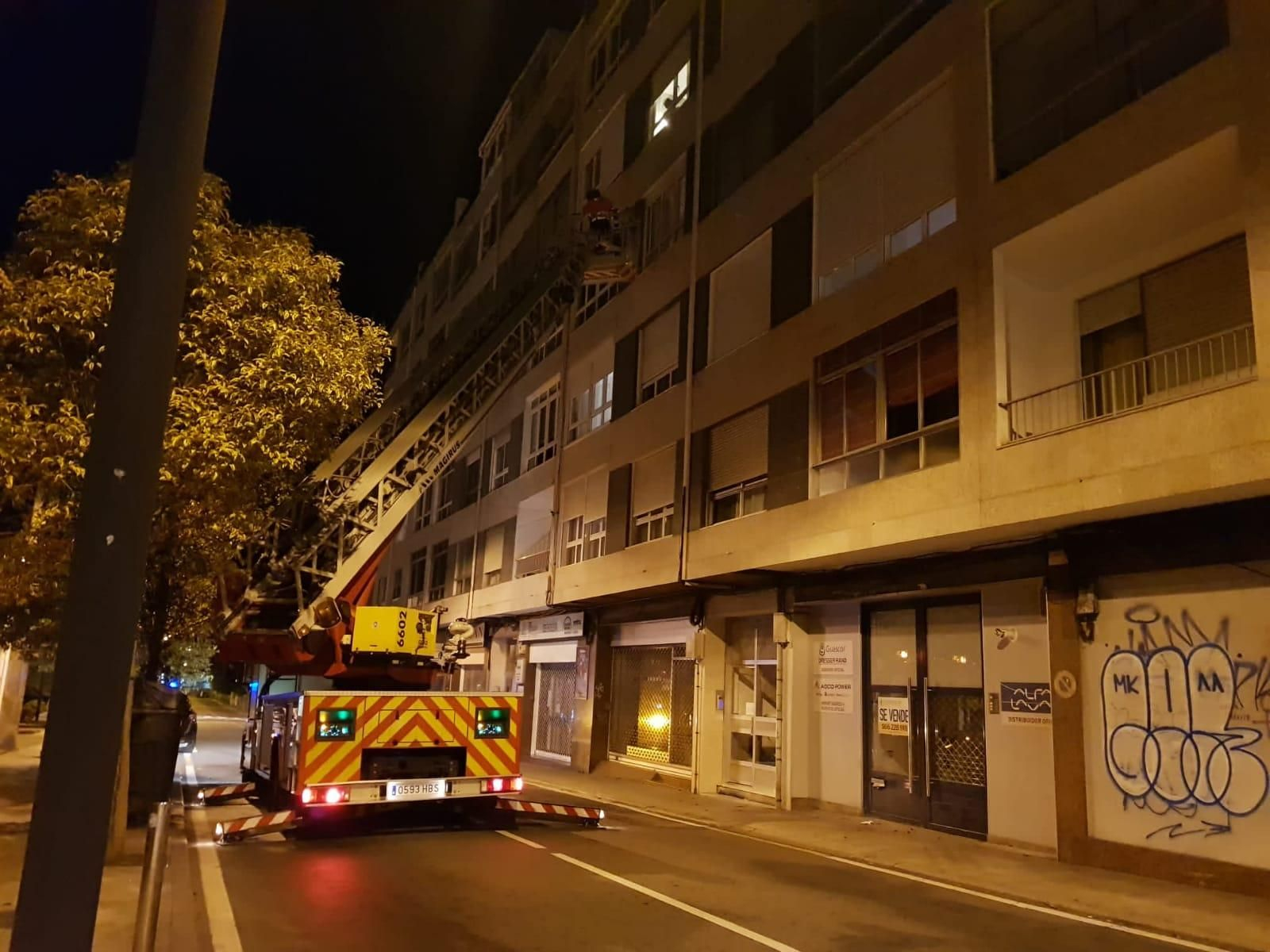 Los bomberos entraron por una ventana ya que el piso era un tercero.