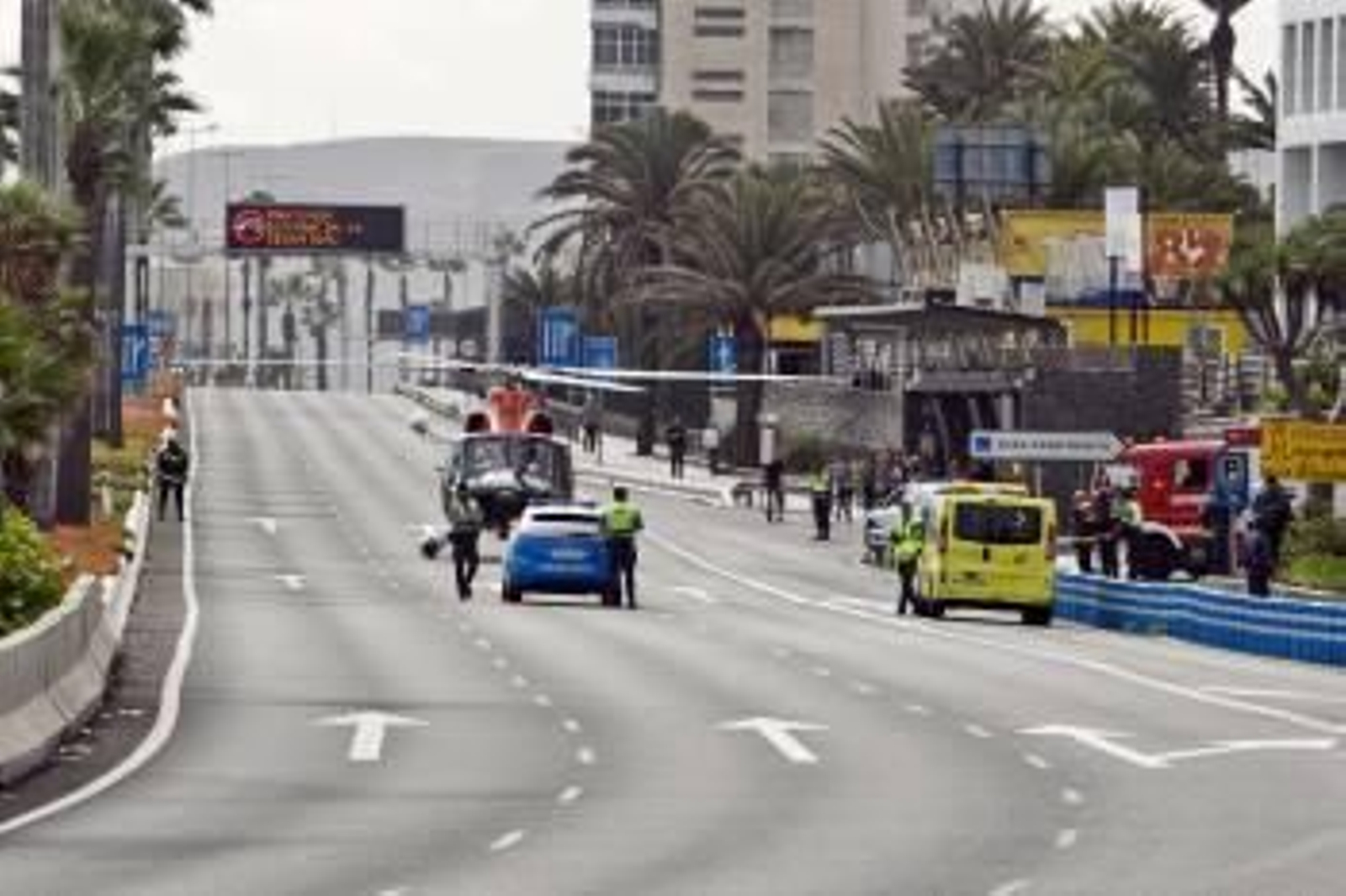 Un helicóptero de Emergencias tras aterrizar hoy en la Avenida Marítima de la capital grancanaria (Foto: EFE)