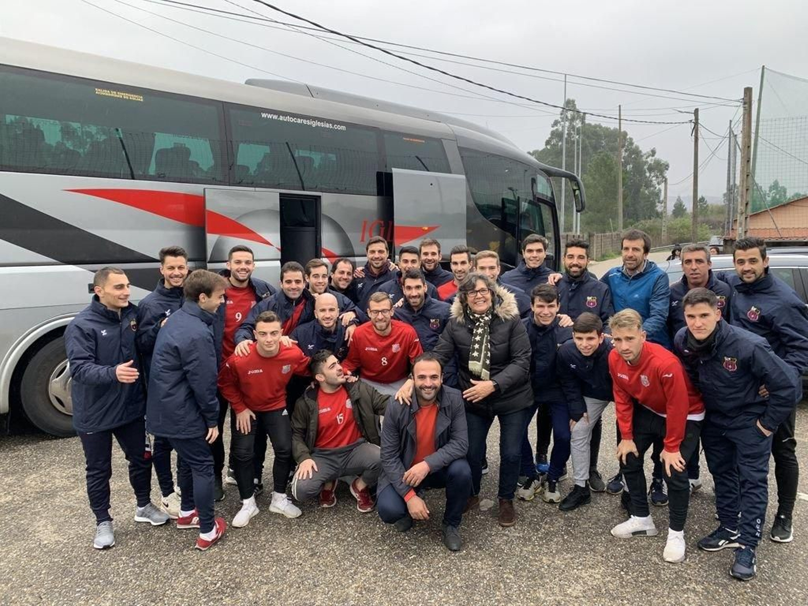 La alcaldesa de O Porriño, Eva García de la Torre, con el Pontellas.