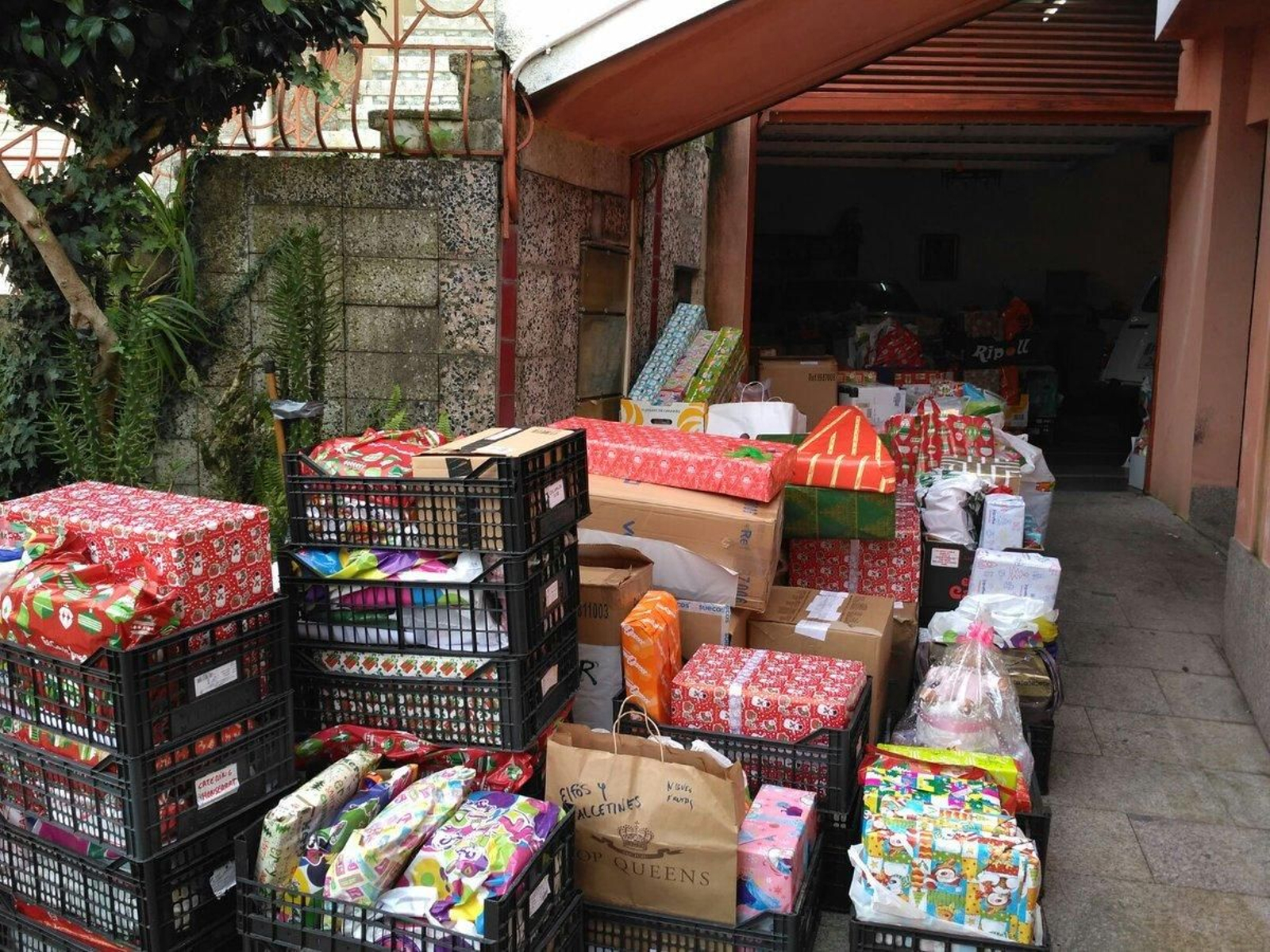 Regalos solidarios recogidos a través de la iniciativa solidaria "Elfos y calcetines".