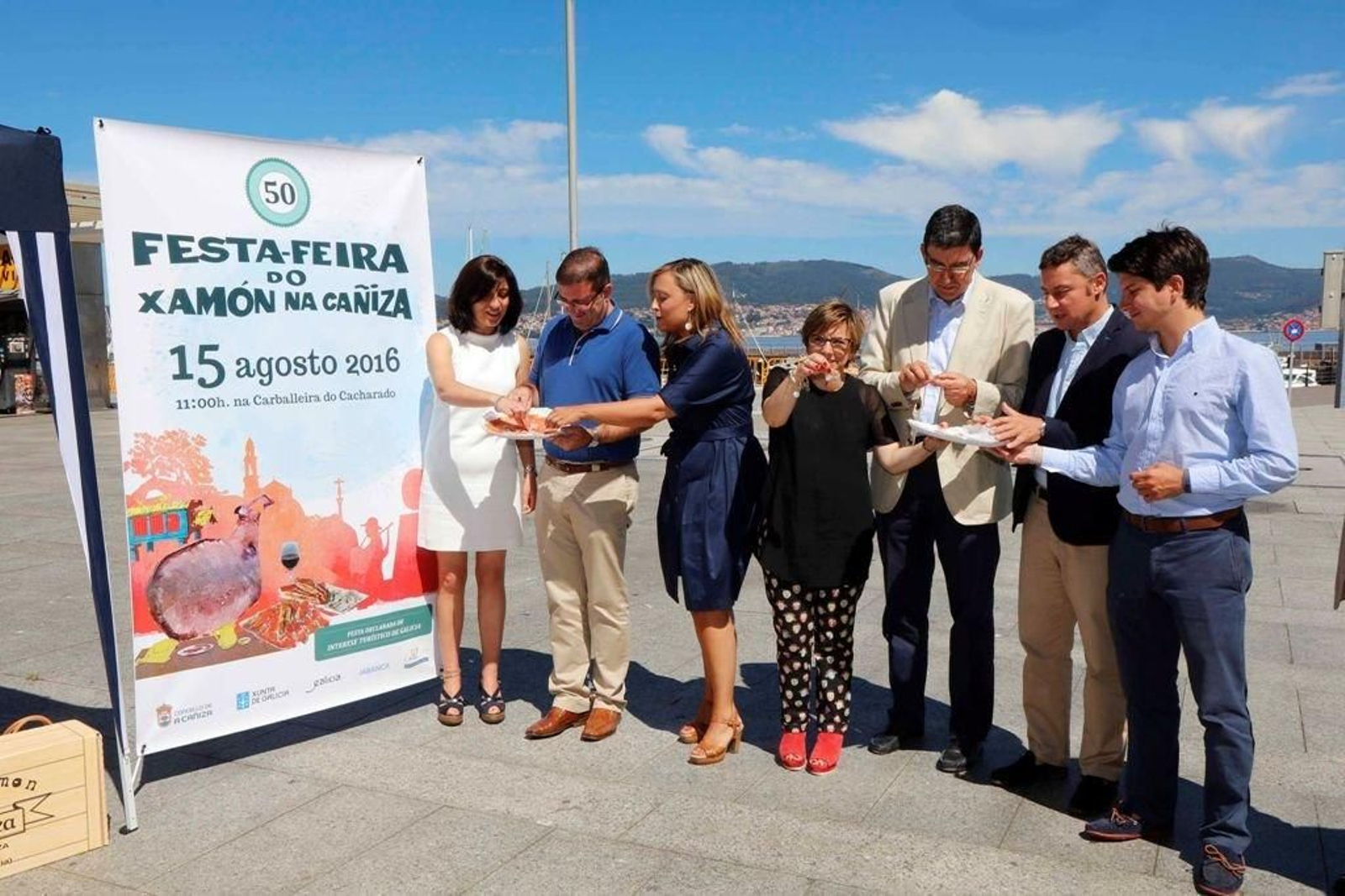 La conselleira Ángeles Vázquez, el alcalde Miguel Domínguez y la popular Elena Muñoz, primeros por la izquierda, en la presentación.